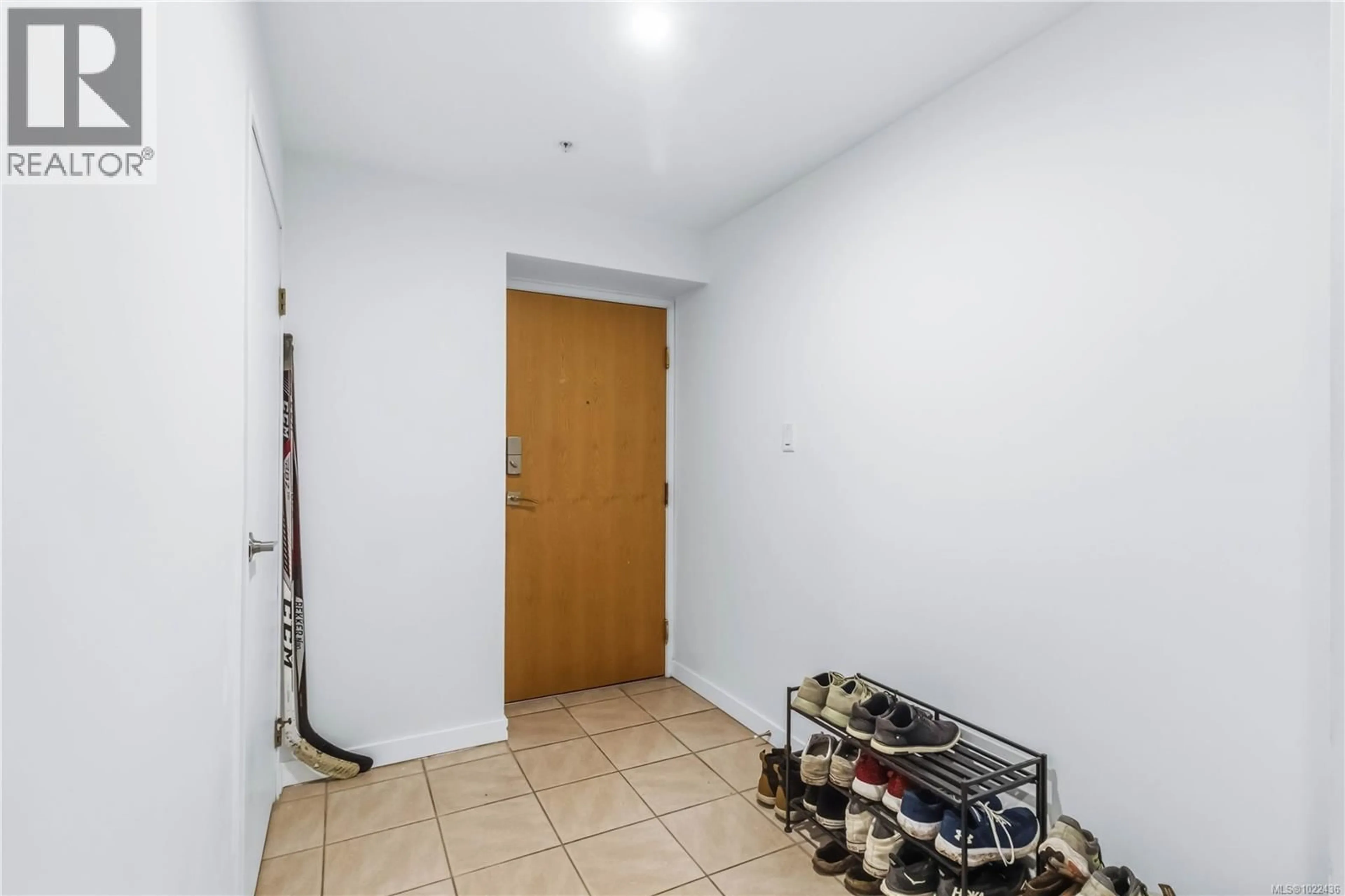 Indoor foyer for 207 - 1020 VIEW STREET, Victoria British Columbia V8V4Y4