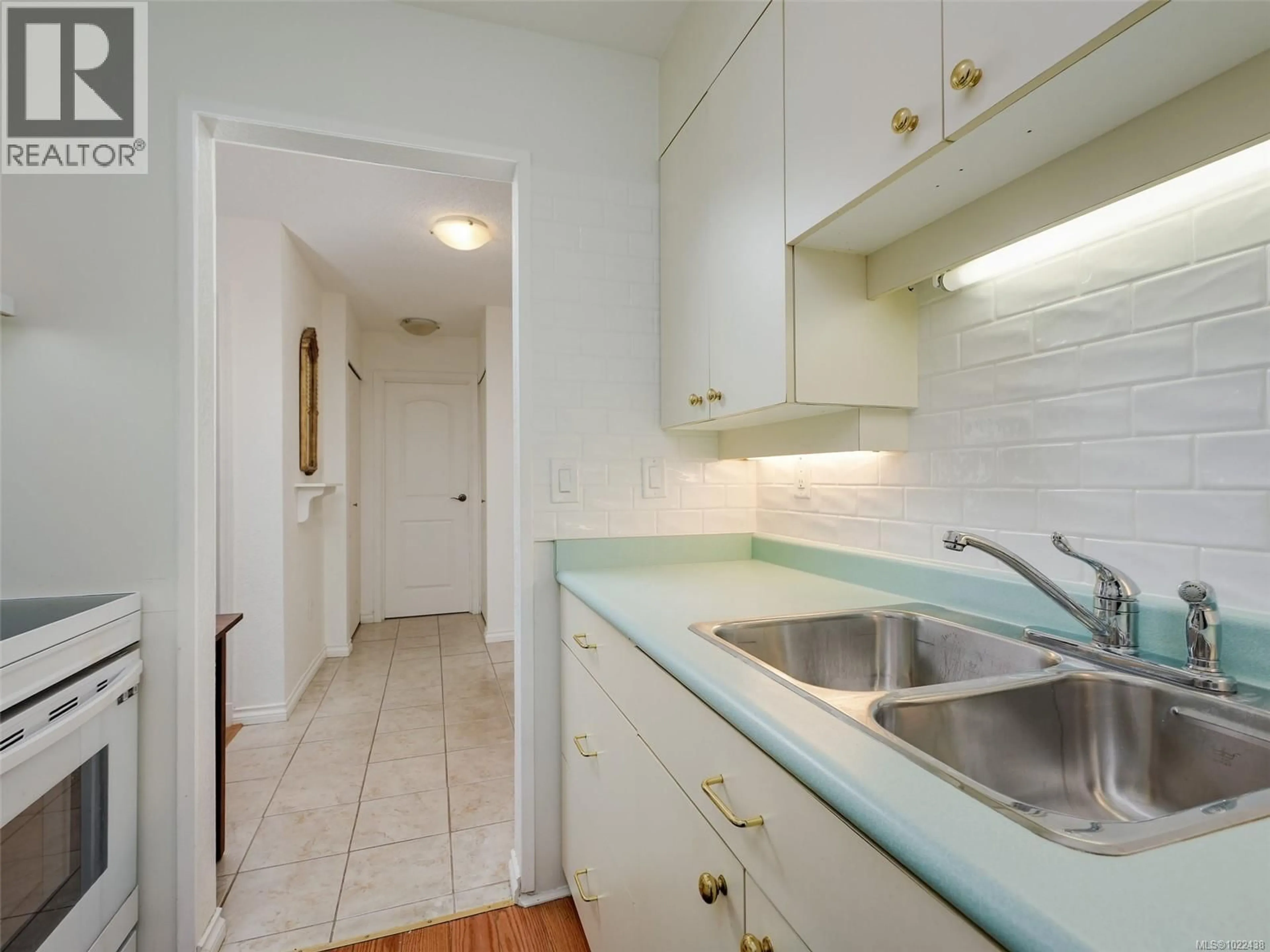 Standard kitchen, unknown for 105 - 2610 GRAHAM STREET, Victoria British Columbia V8T3Y9