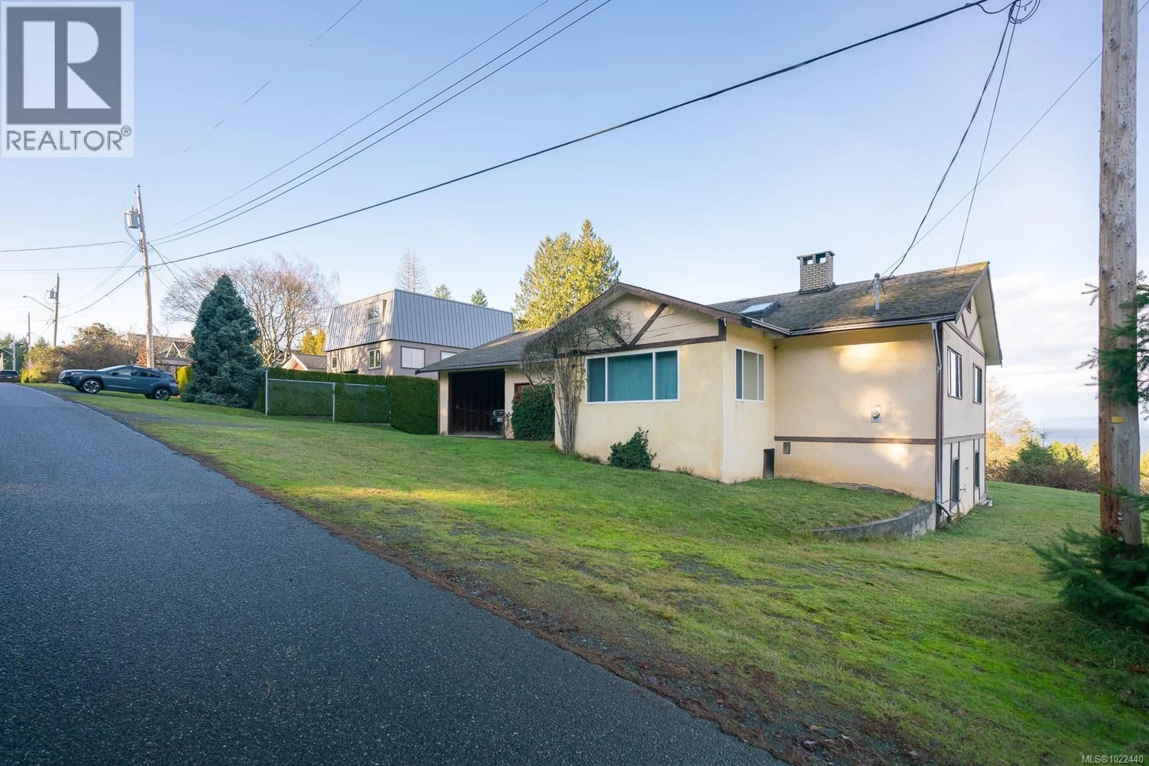 A pic from outside/outdoor area/front of a property/back of a property/a pic from drone, street for 135 SUNNINGDALE ROAD WEST, Qualicum Beach British Columbia V9K1K7