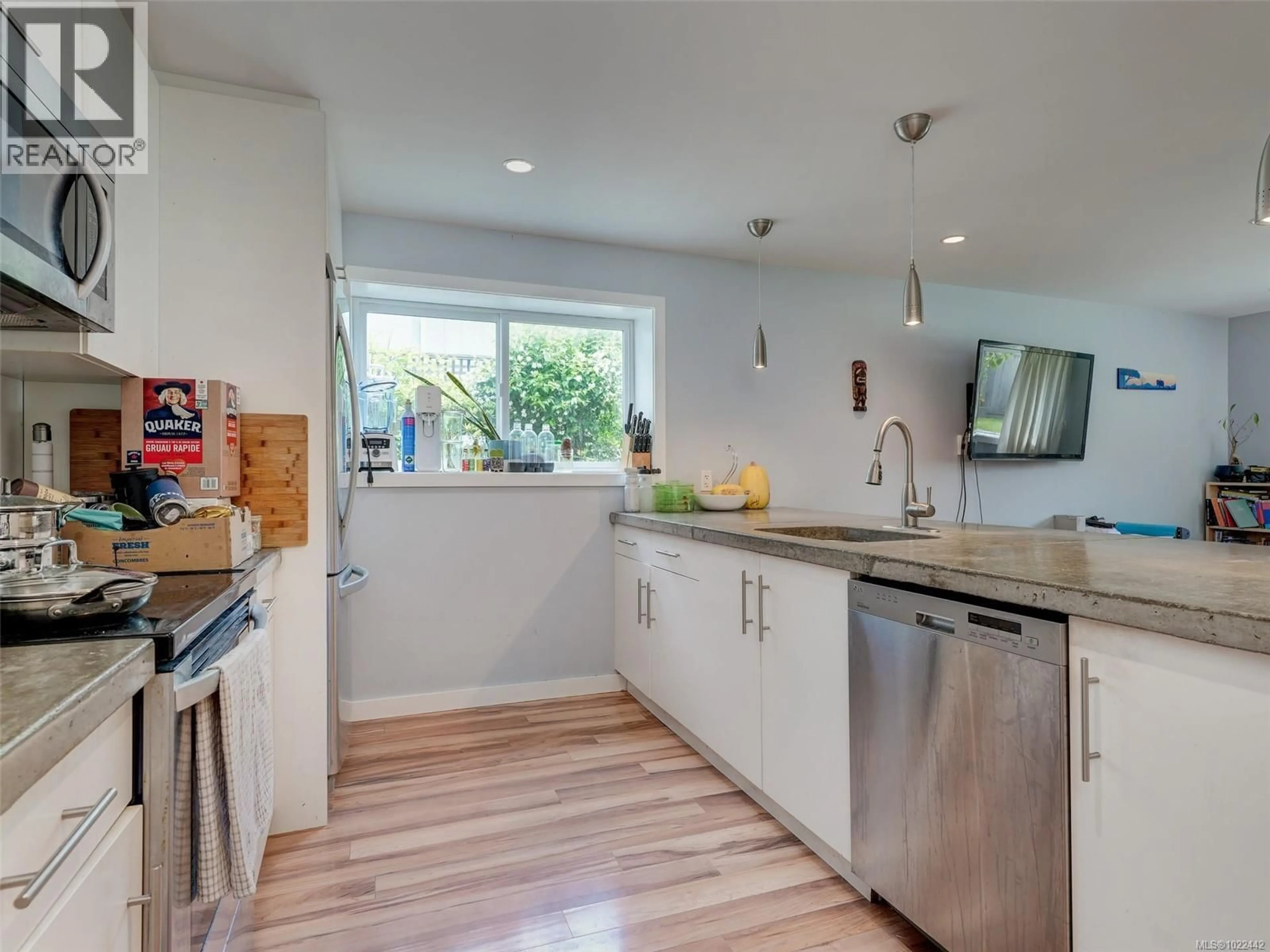Open concept kitchen, unknown for 1553 FREMONT PLACE, Saanich British Columbia V8N4R4
