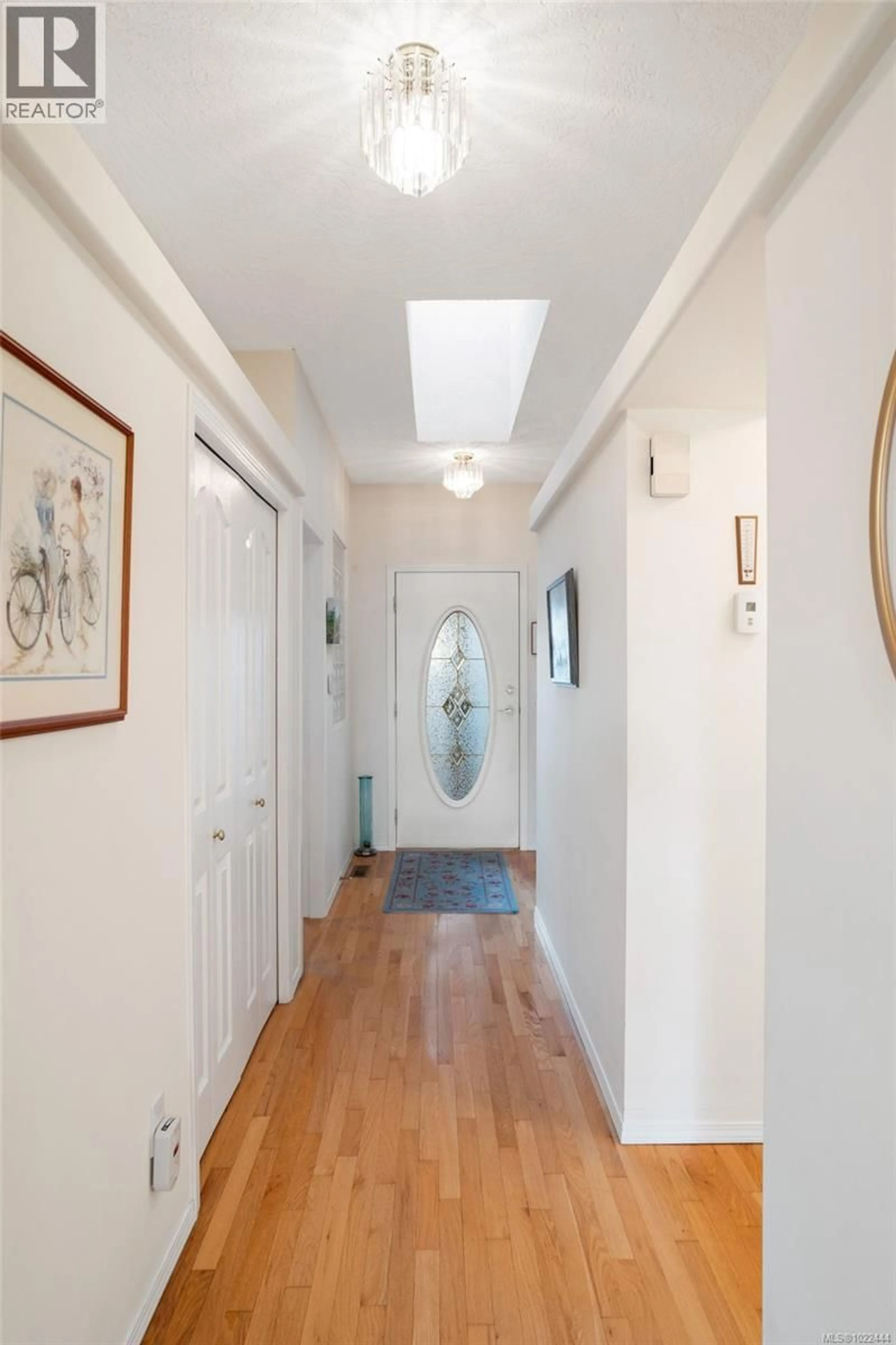 Indoor entryway for 802 - 4515 PIPELINE ROAD, Saanich British Columbia V8Z5M3