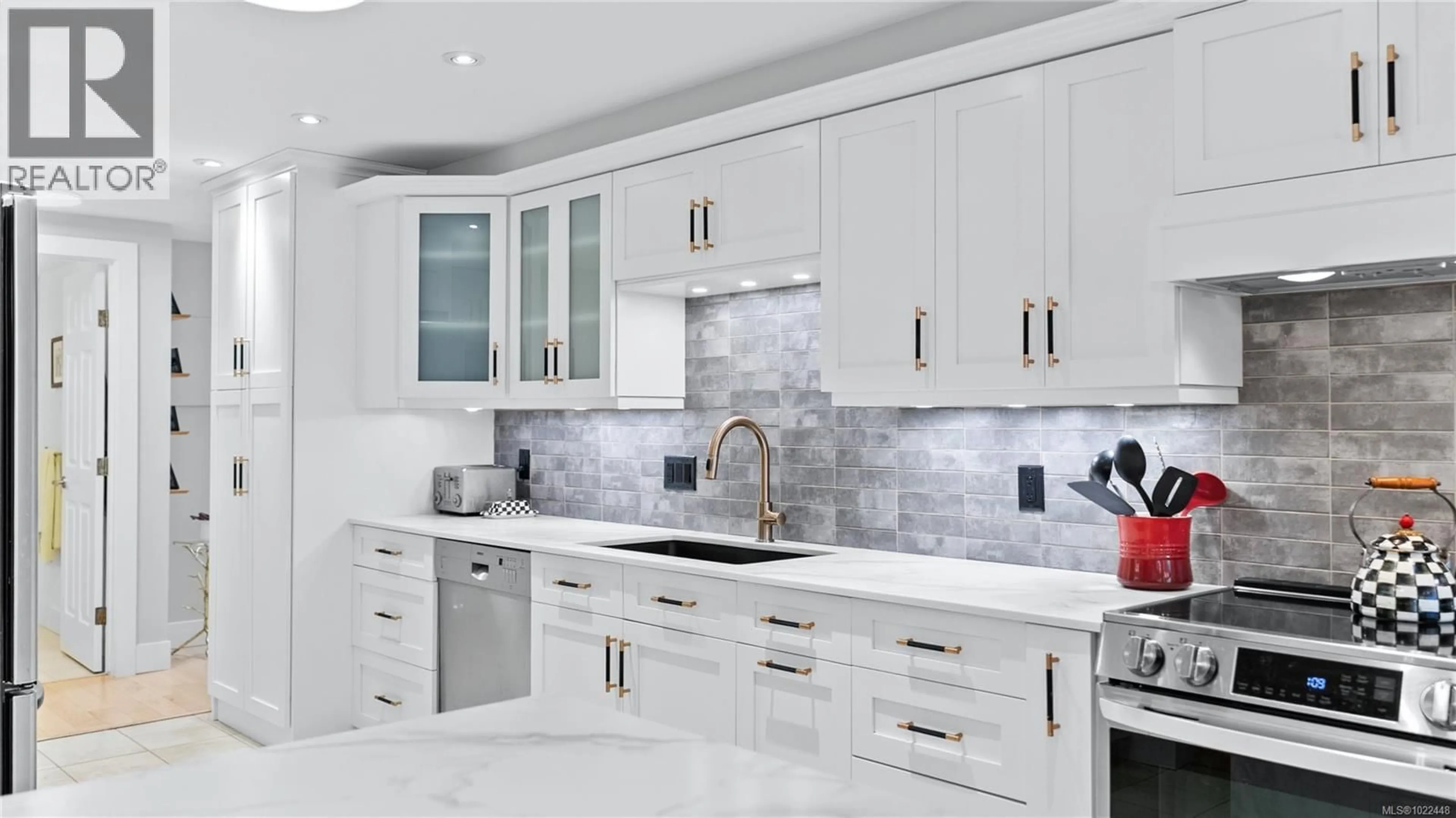 Contemporary kitchen, ceramic/tile floor for 104 - 420 LINDEN AVENUE, Victoria British Columbia V8V4G3