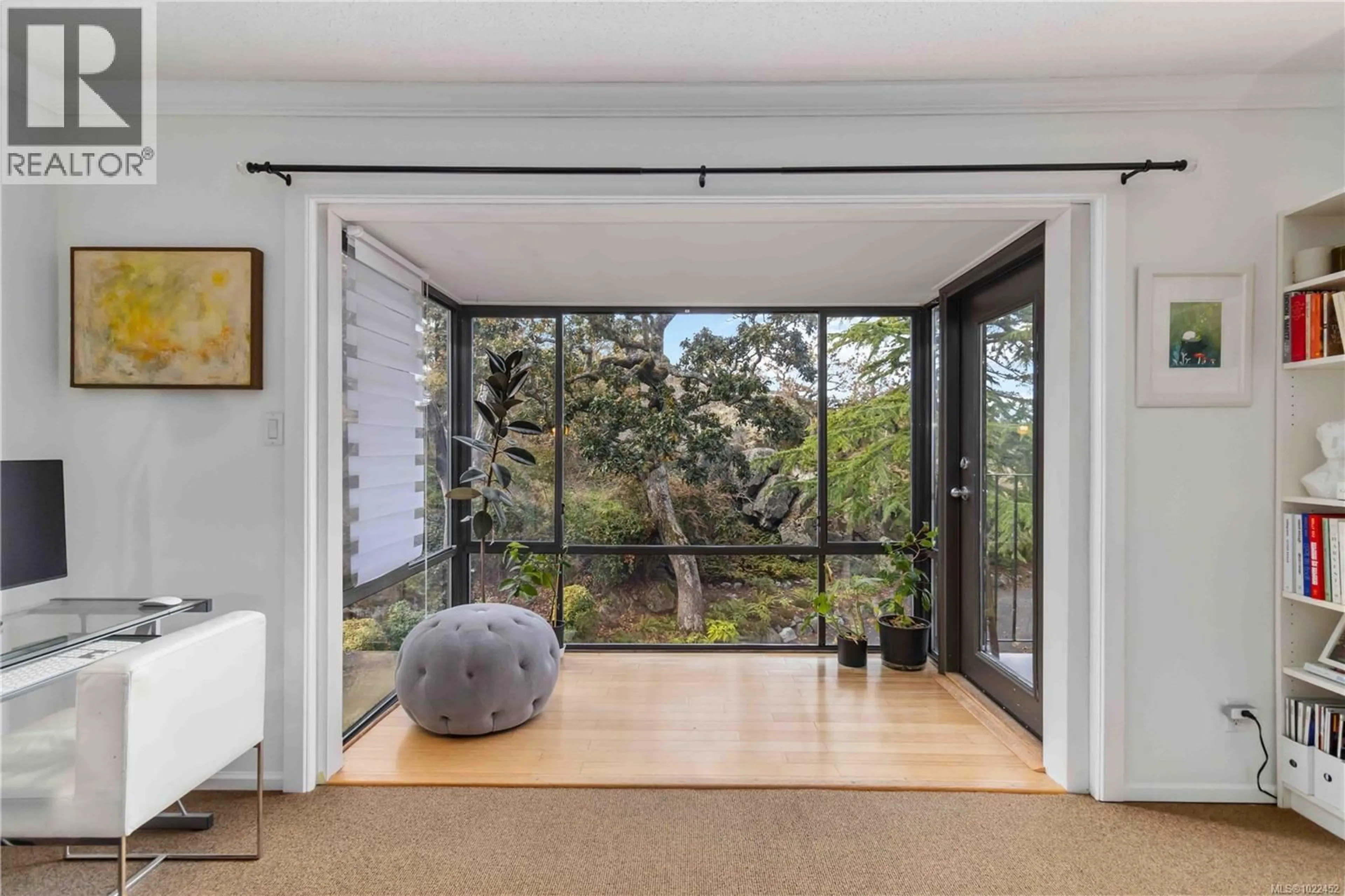 Indoor foyer for 410 - 1433 FAIRCLIFF LANE, Victoria British Columbia V8S3J6