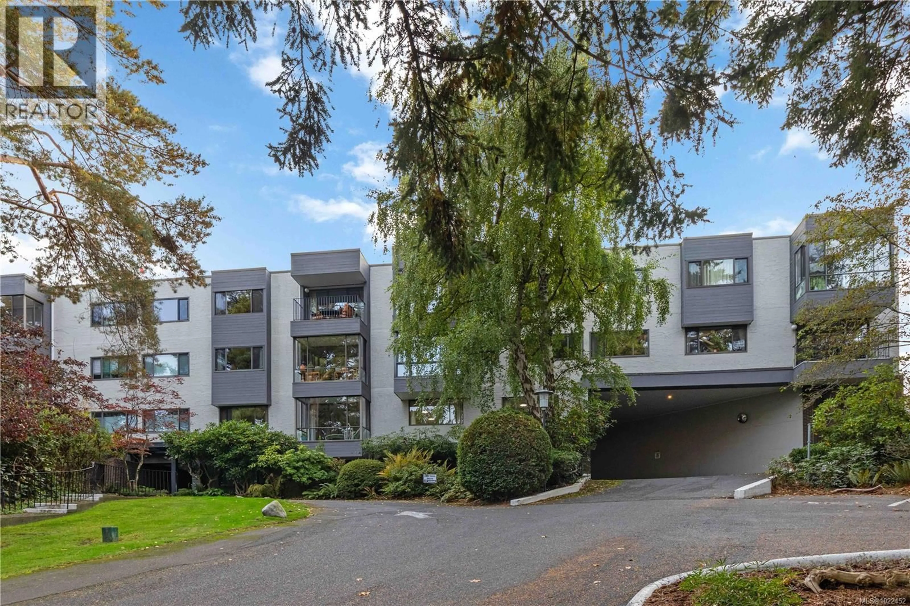 A pic from outside/outdoor area/front of a property/back of a property/a pic from drone, unknown for 410 - 1433 FAIRCLIFF LANE, Victoria British Columbia V8S3J6