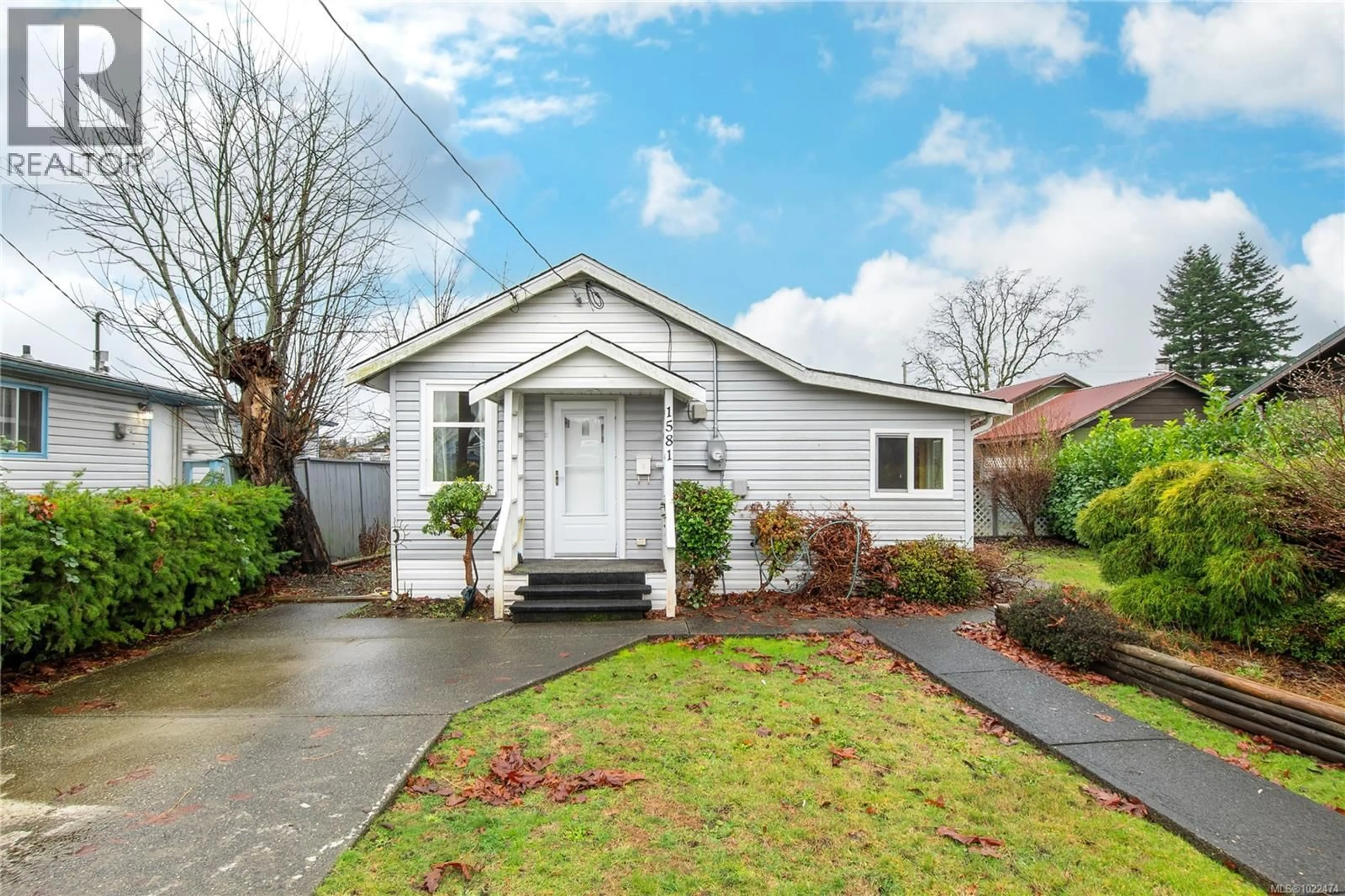 Home with vinyl exterior material, street for 1581 20TH AVENUE, Campbell River British Columbia V9W4N1