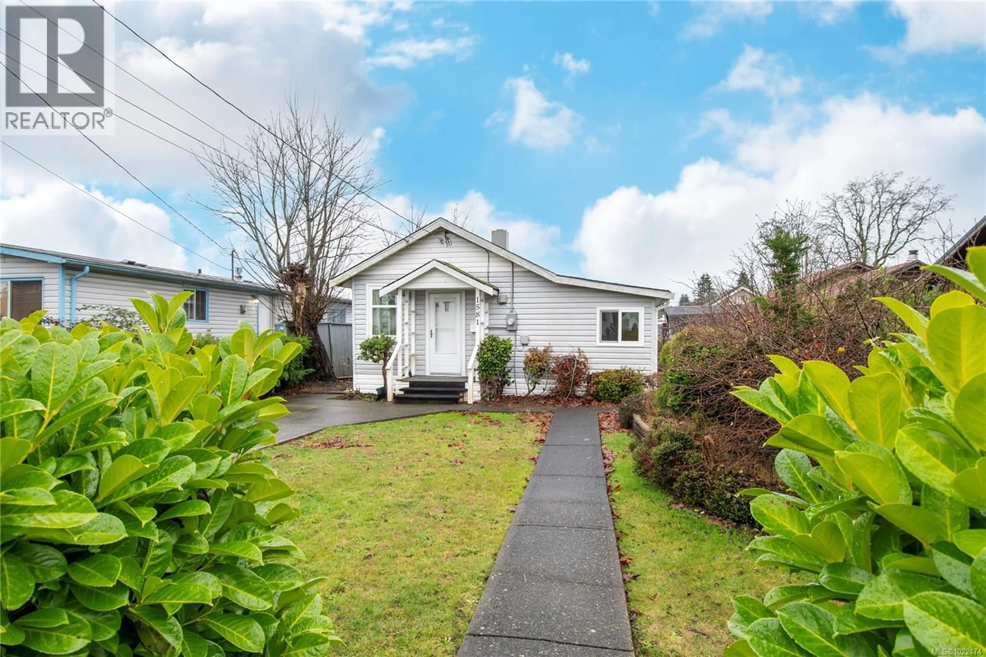 A pic from outside/outdoor area/front of a property/back of a property/a pic from drone, street for 1581 20TH AVENUE, Campbell River British Columbia V9W4N1