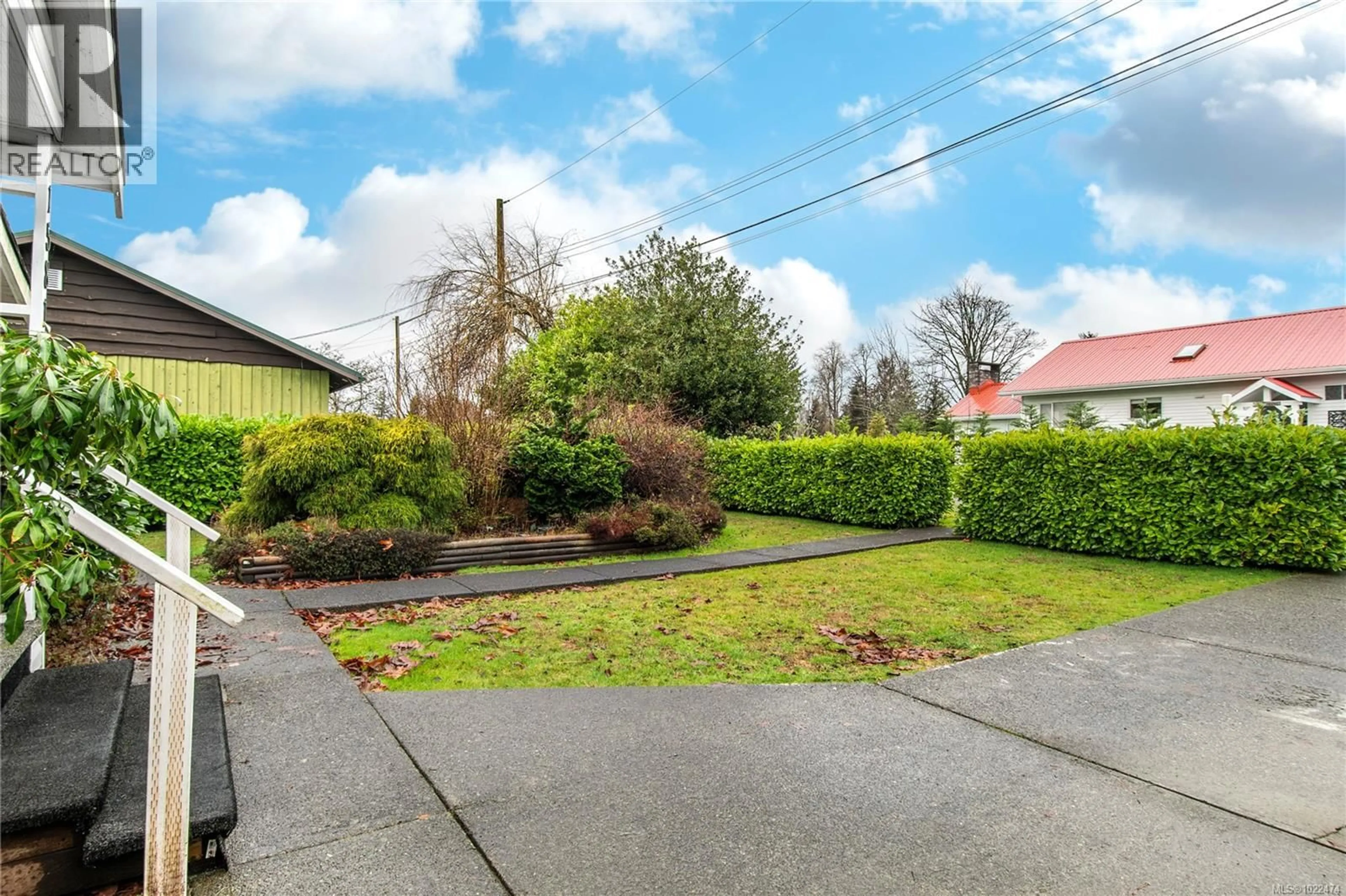 A pic from outside/outdoor area/front of a property/back of a property/a pic from drone, street for 1581 20TH AVENUE, Campbell River British Columbia V9W4N1