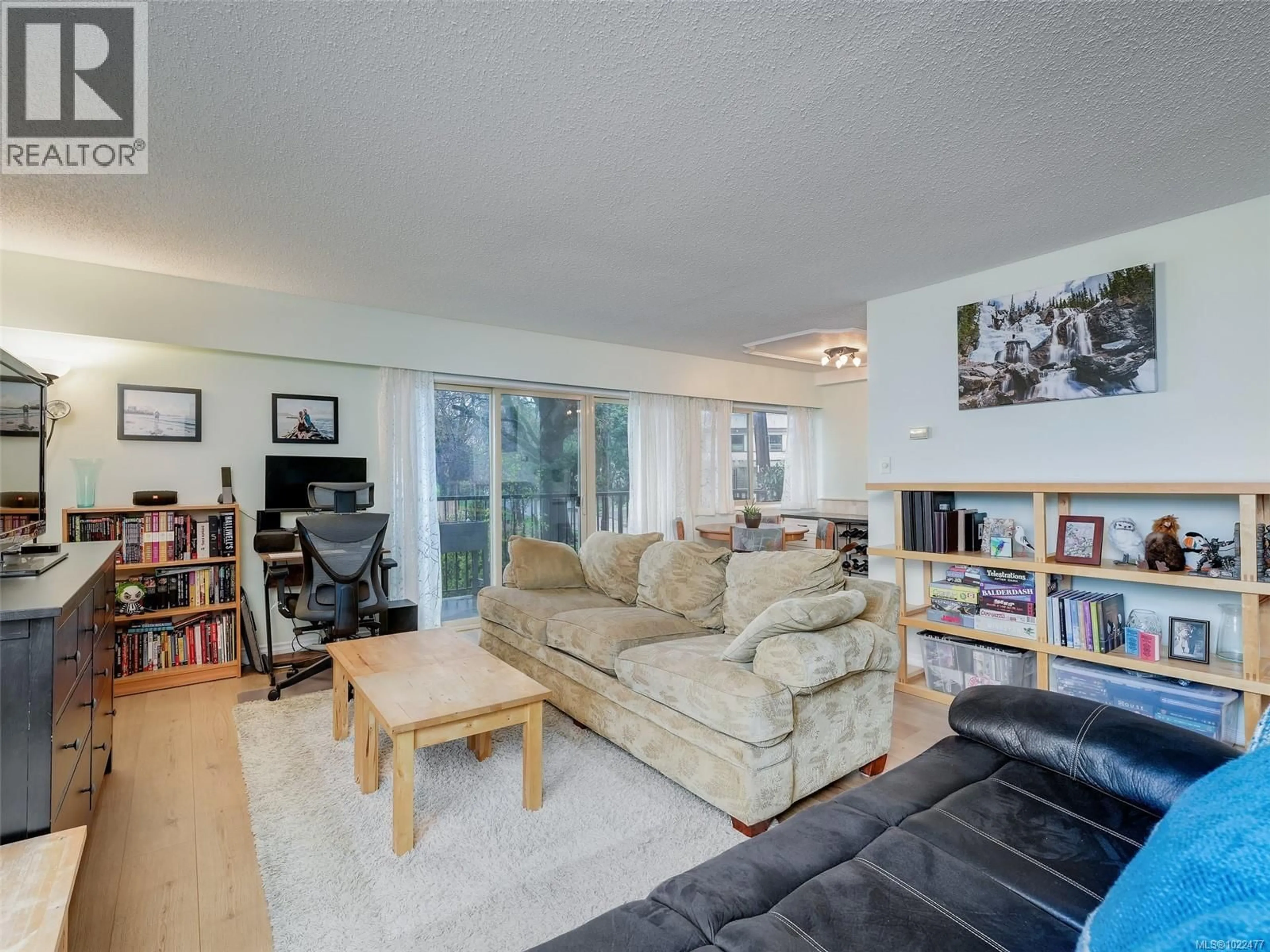 Living room with furniture, unknown for 117 - 1680 POPLAR AVENUE, Saanich British Columbia V8P4K7