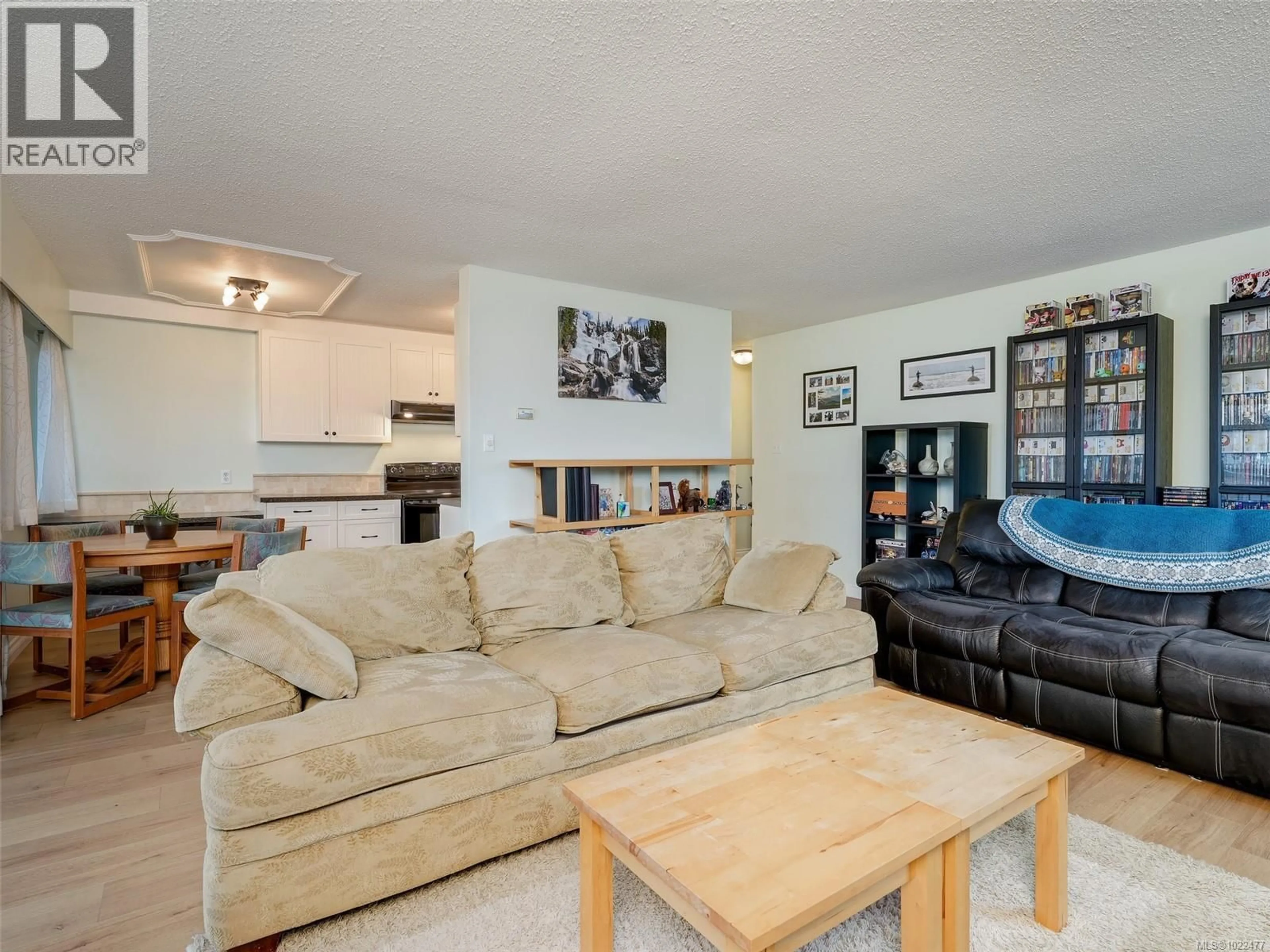 Living room with furniture, unknown for 117 - 1680 POPLAR AVENUE, Saanich British Columbia V8P4K7