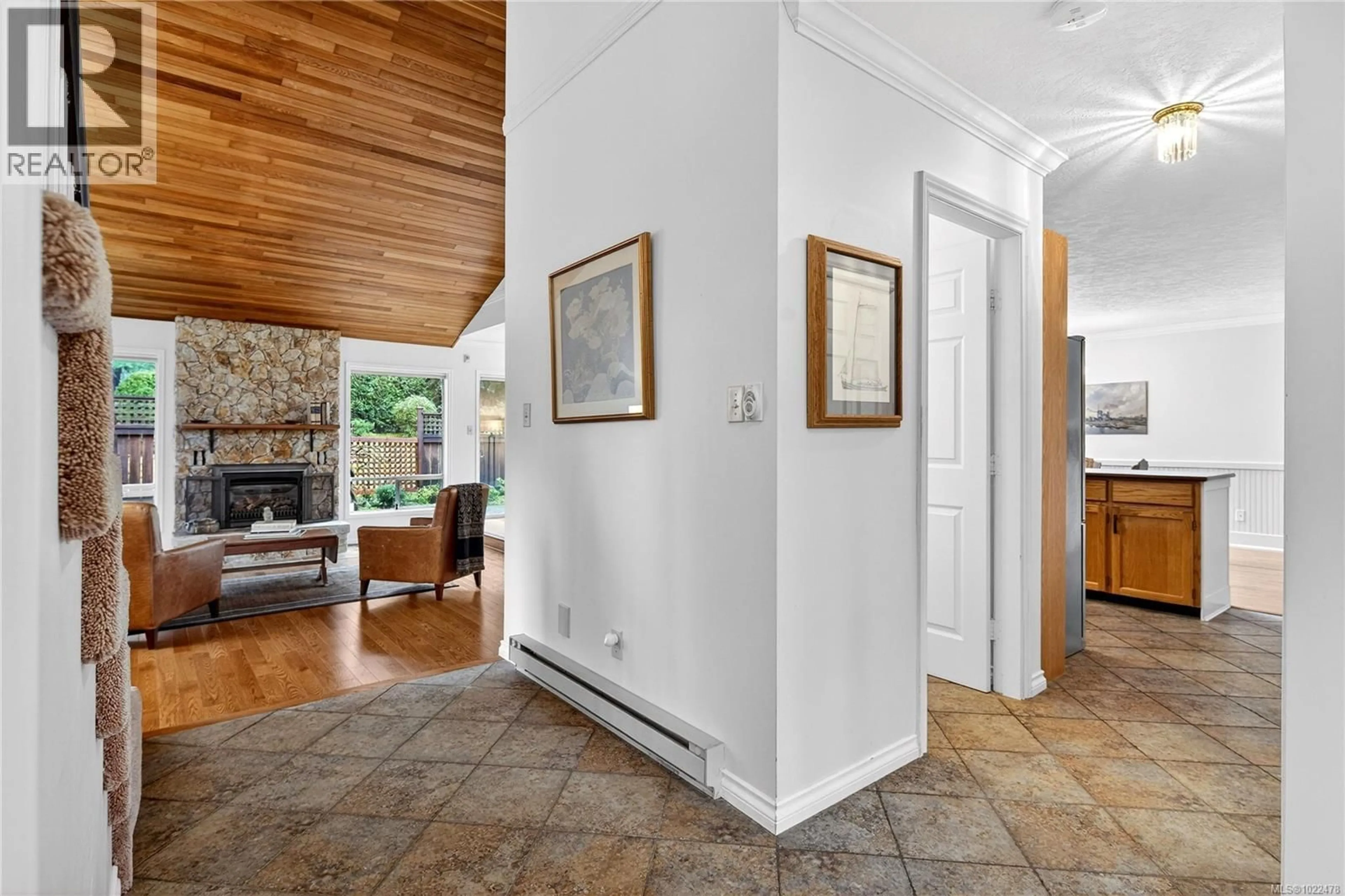 Indoor foyer for 1 - 4630 LOCHSIDE DRIVE, Saanich British Columbia V8Y2T1