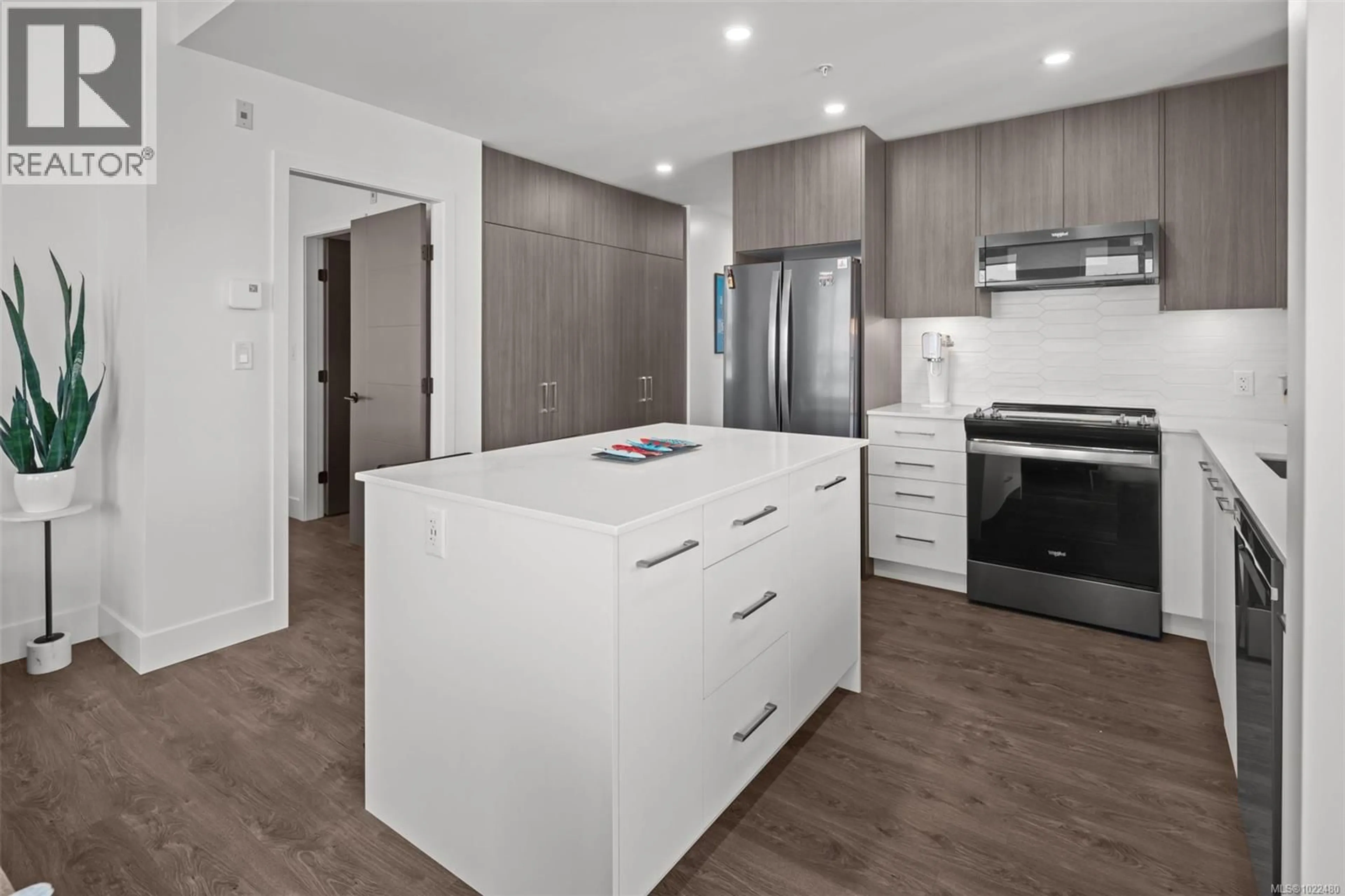Open concept kitchen, wood/laminate floor for 444 - 920 REUNION AVENUE, Langford British Columbia V9B0W8