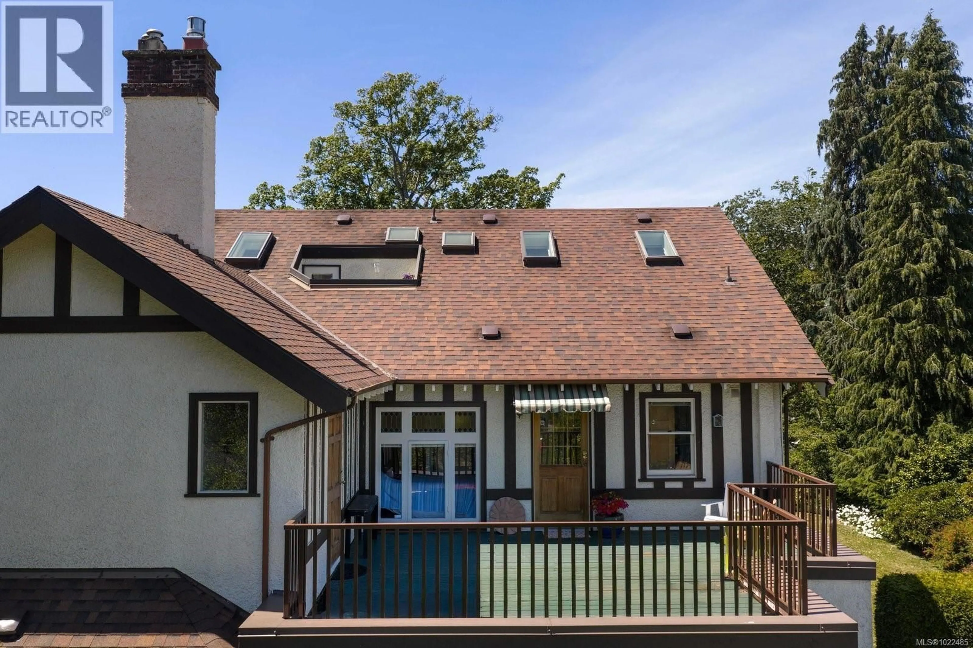 A pic from outside/outdoor area/front of a property/back of a property/a pic from drone, street for 3 - 753 PEMBERTON ROAD, Victoria British Columbia V8S3R3