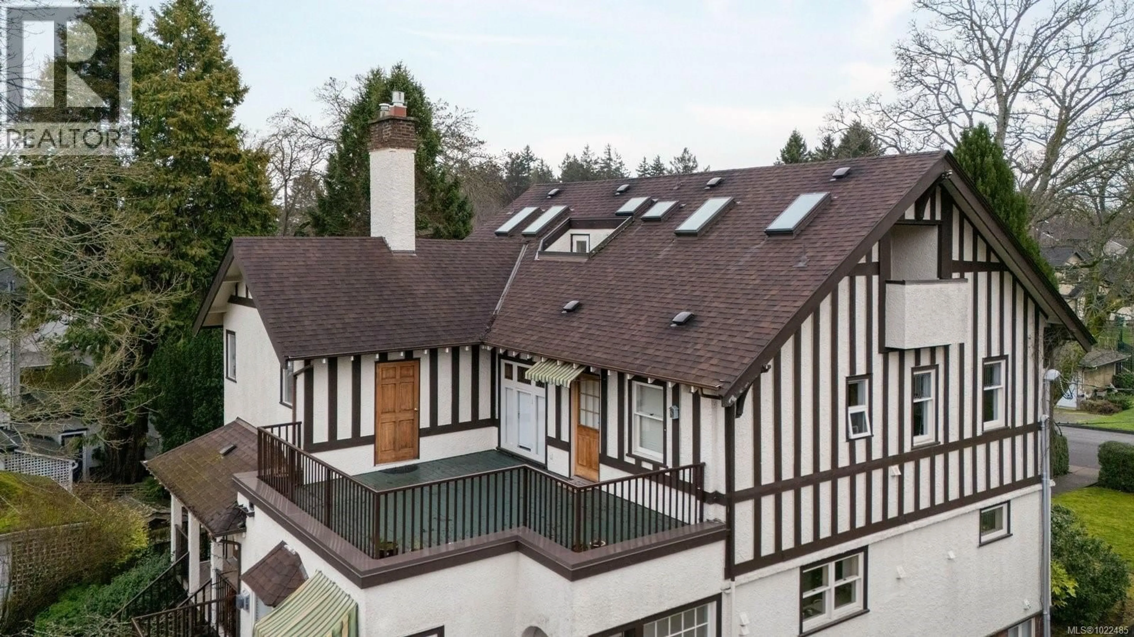 A pic from outside/outdoor area/front of a property/back of a property/a pic from drone, building for 3 - 753 PEMBERTON ROAD, Victoria British Columbia V8S3R3