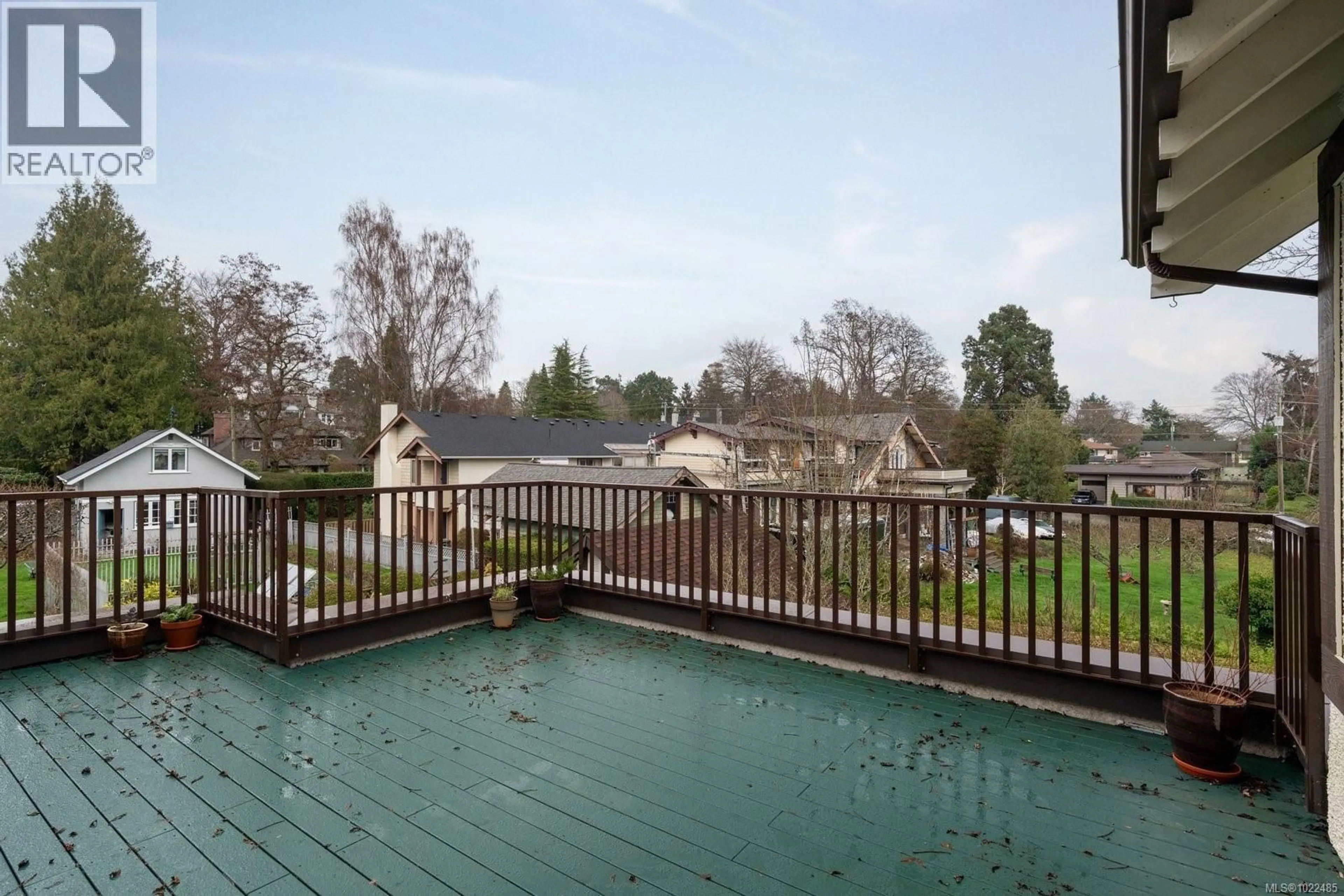 A pic from outside/outdoor area/front of a property/back of a property/a pic from drone, water/lake/river/ocean view for 3 - 753 PEMBERTON ROAD, Victoria British Columbia V8S3R3