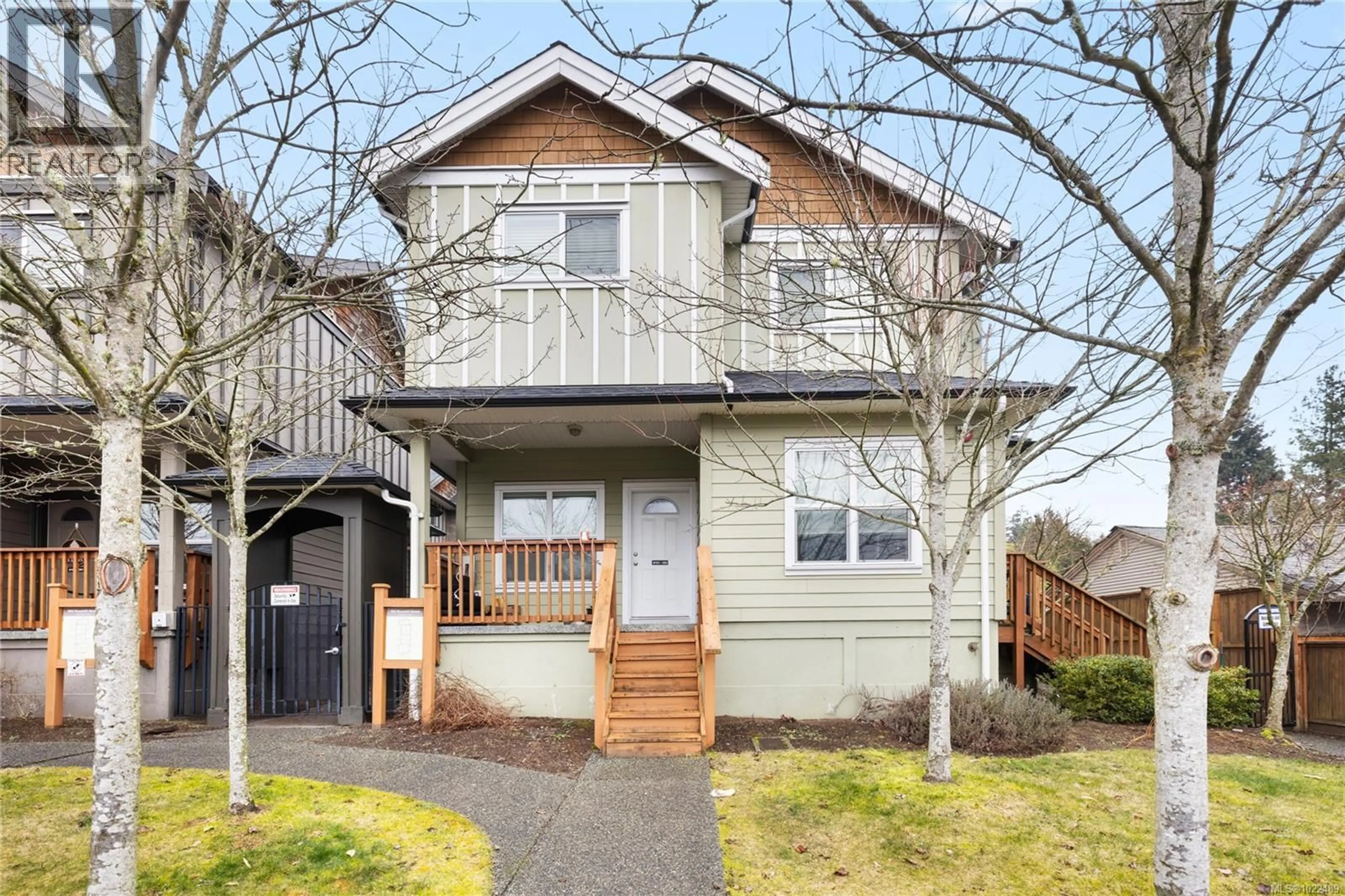 Home with vinyl exterior material, street for 102 - 582 ROSEHILL STREET, Nanaimo British Columbia V9S1H6