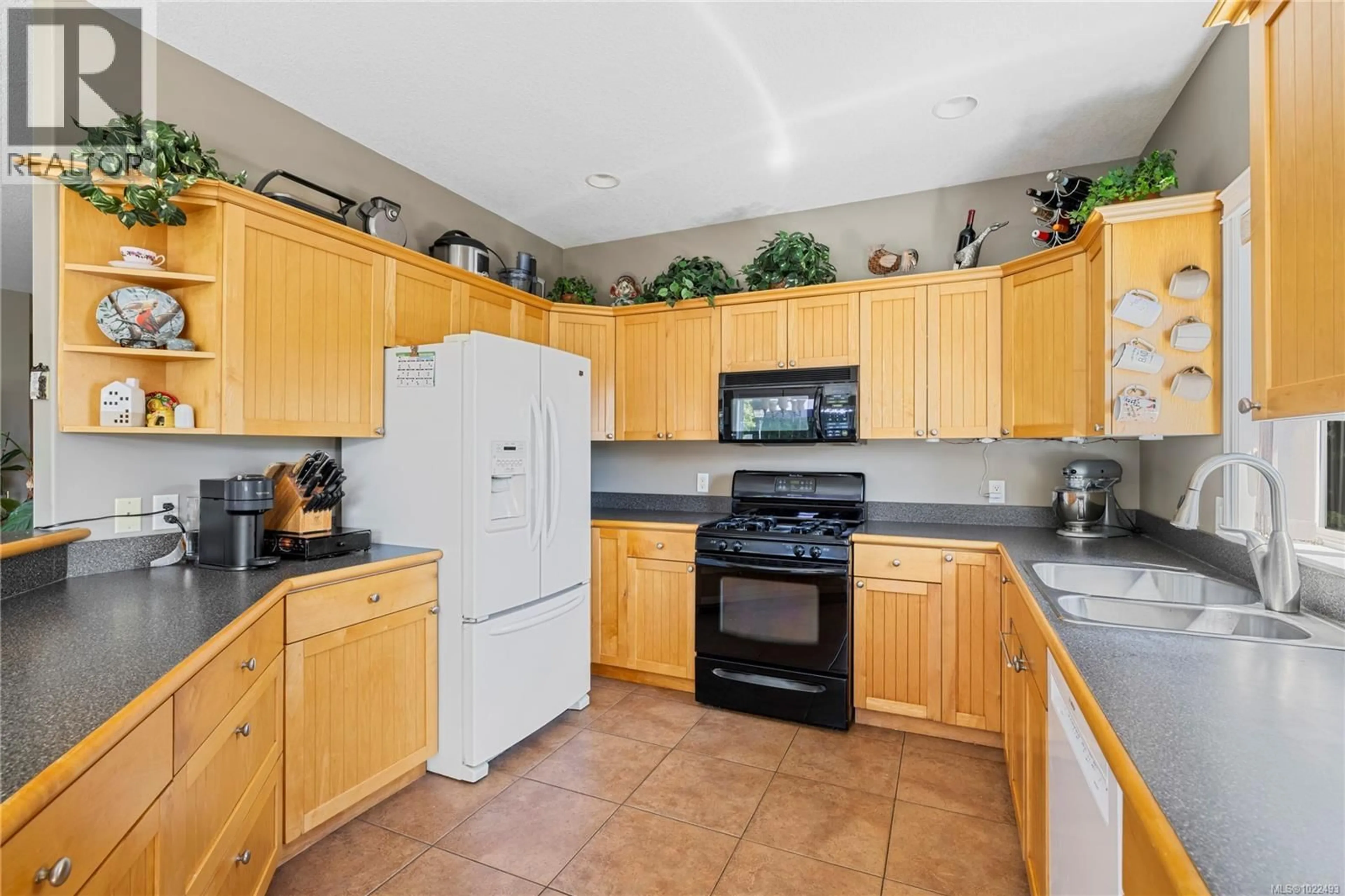Standard kitchen, ceramic/tile floor for 6127 KIARA PLACE, Nanaimo British Columbia V9T6H6