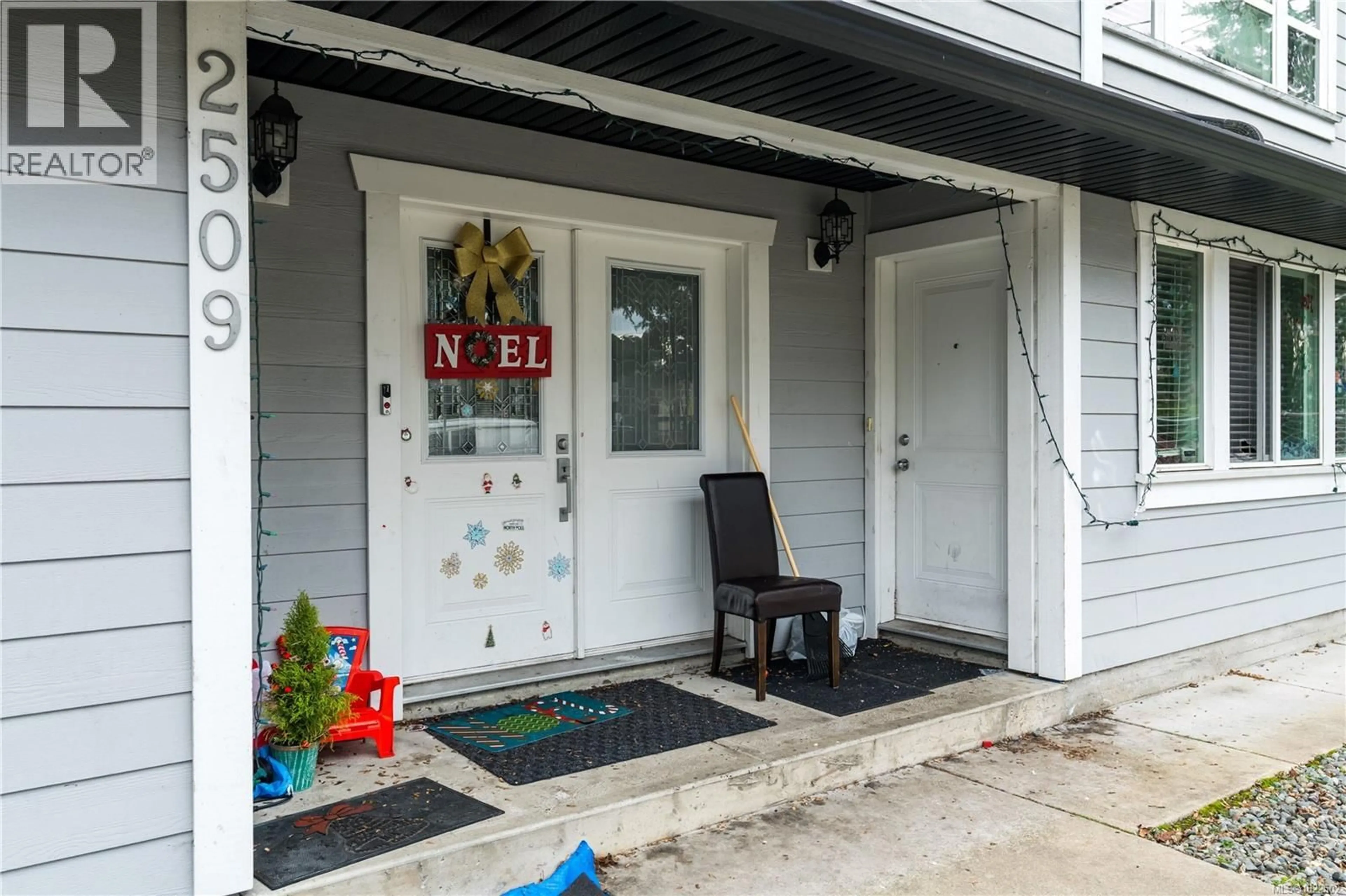 Indoor entryway for 2509 GRAHAM STREET, Victoria British Columbia V8T3Y6