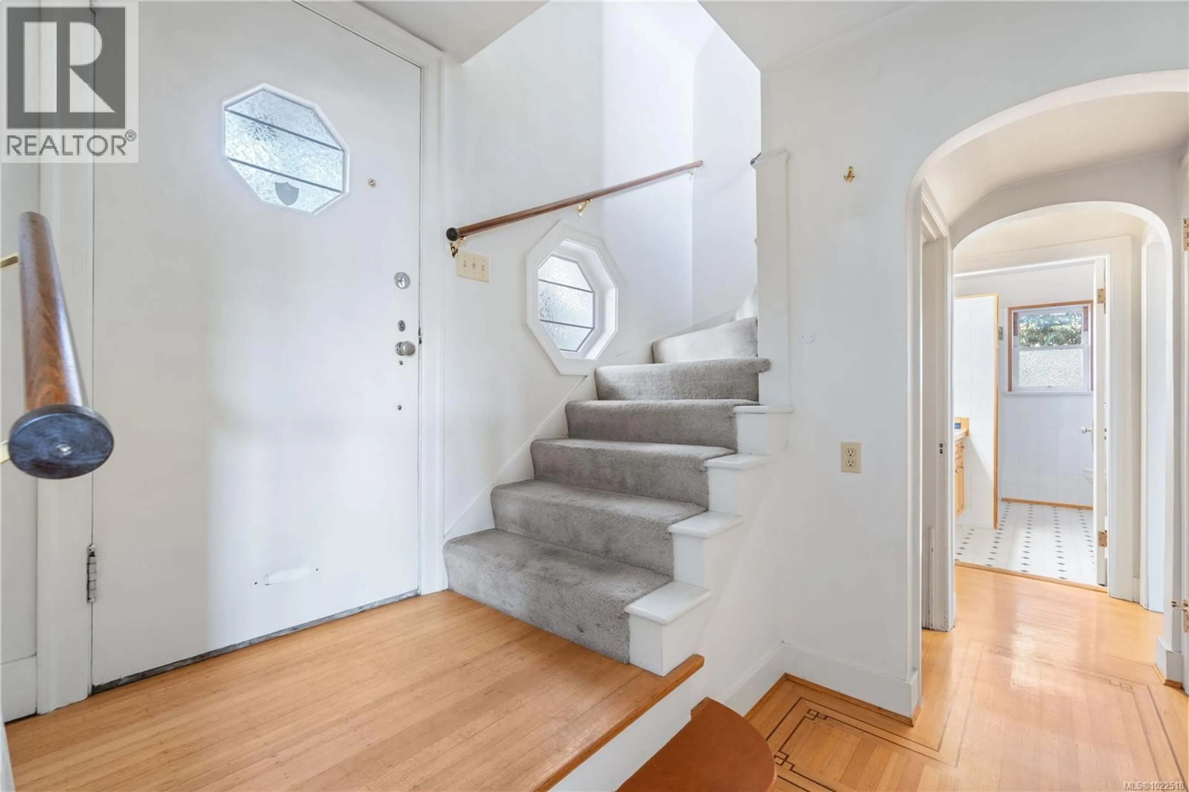 Stairs for 736 TERMINAL AVENUE NORTH, Nanaimo British Columbia V9S4K2