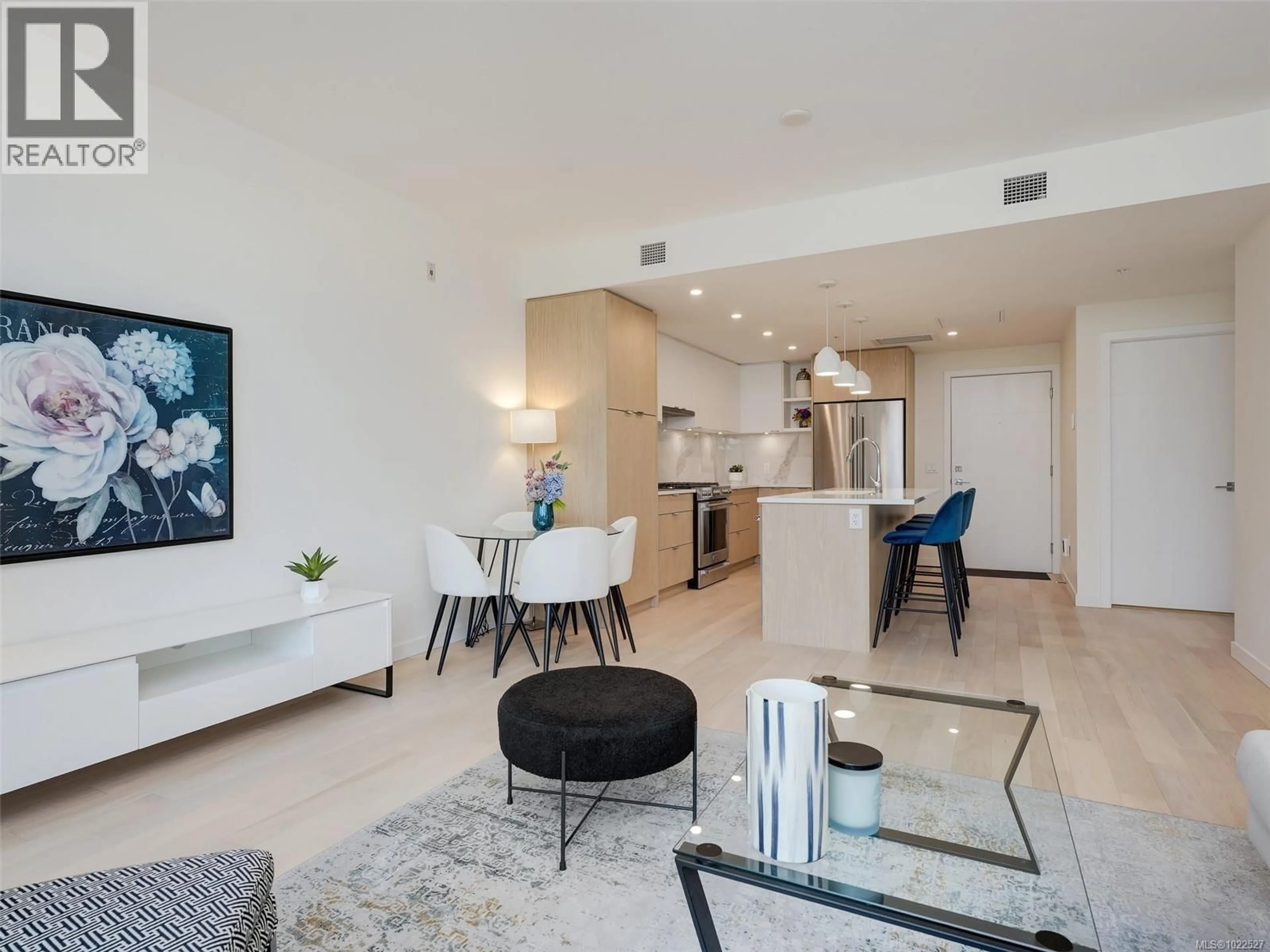 Living room with furniture, unknown for 302 - 5120 CORDOVA BAY ROAD, Saanich British Columbia V8Y2K5