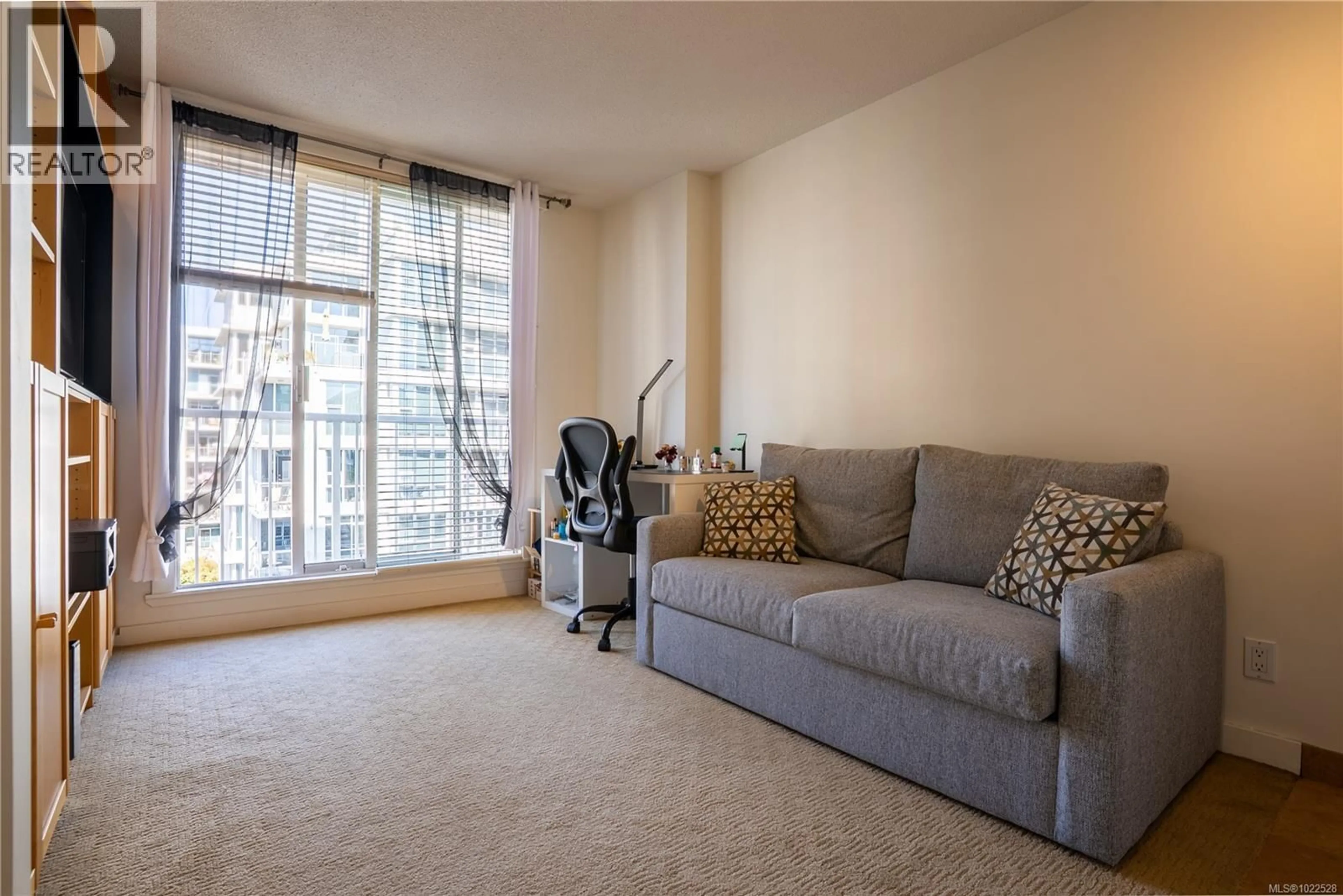 Living room with furniture, carpet floor for 603 - 835 VIEW STREET, Victoria British Columbia V8W3W8