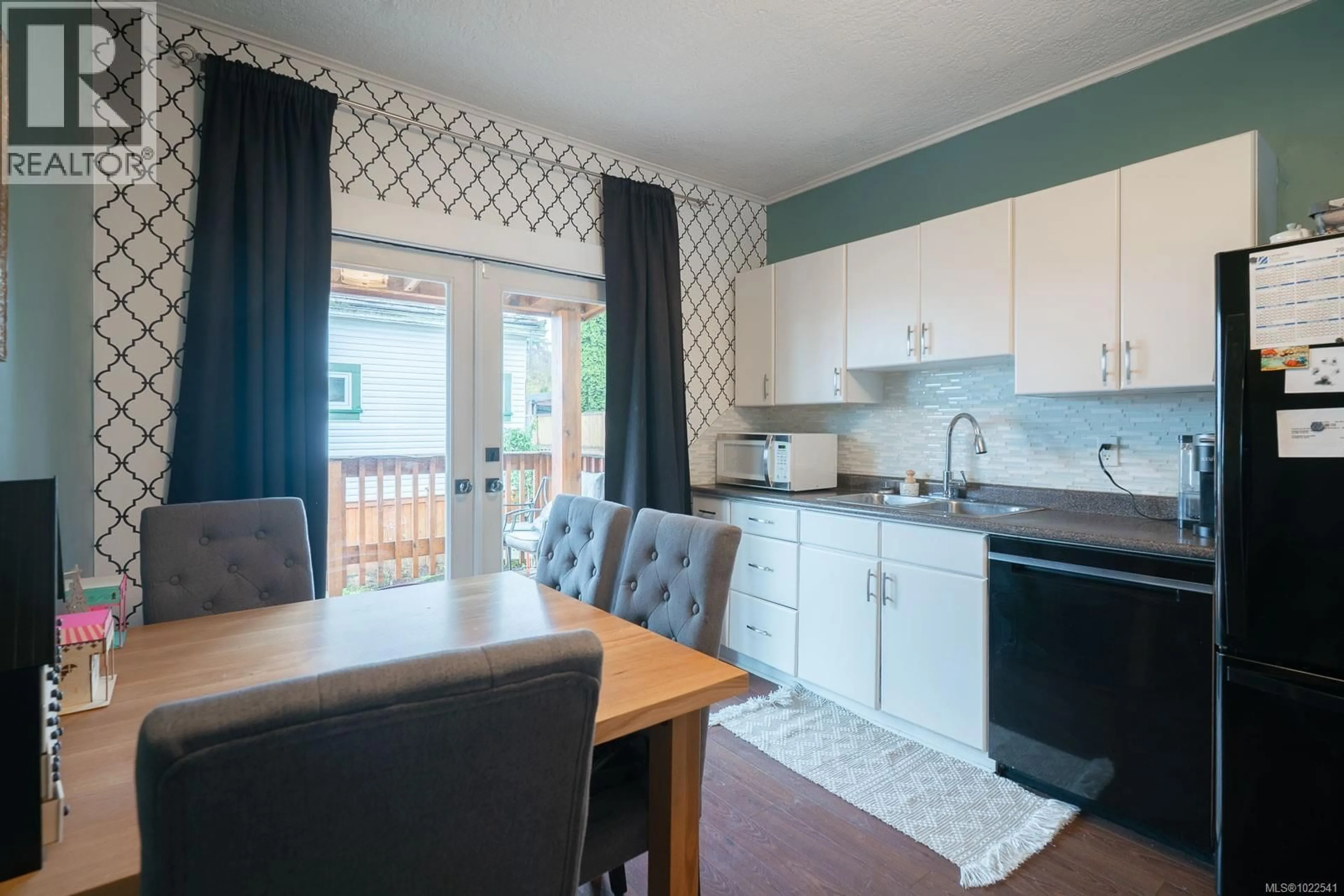 Standard kitchen, wood/laminate floor for A-112 ROBERTS STREET, Ladysmith British Columbia V9G1A3