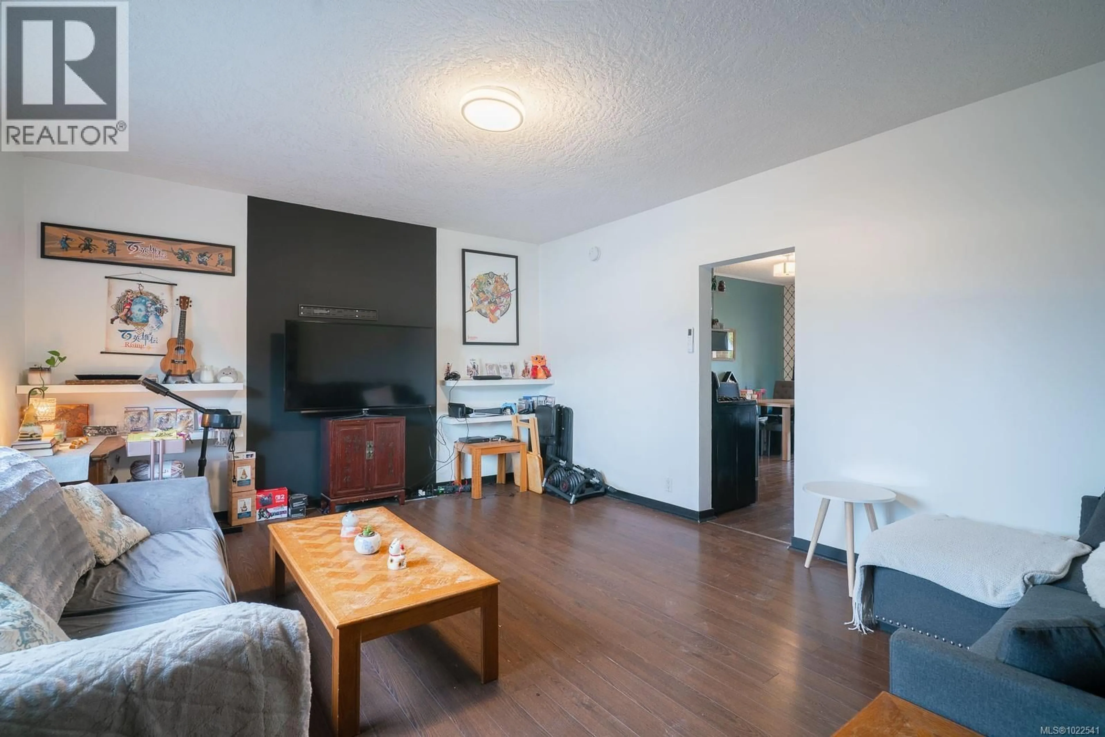Living room with furniture, wood/laminate floor for A-112 ROBERTS STREET, Ladysmith British Columbia V9G1A3