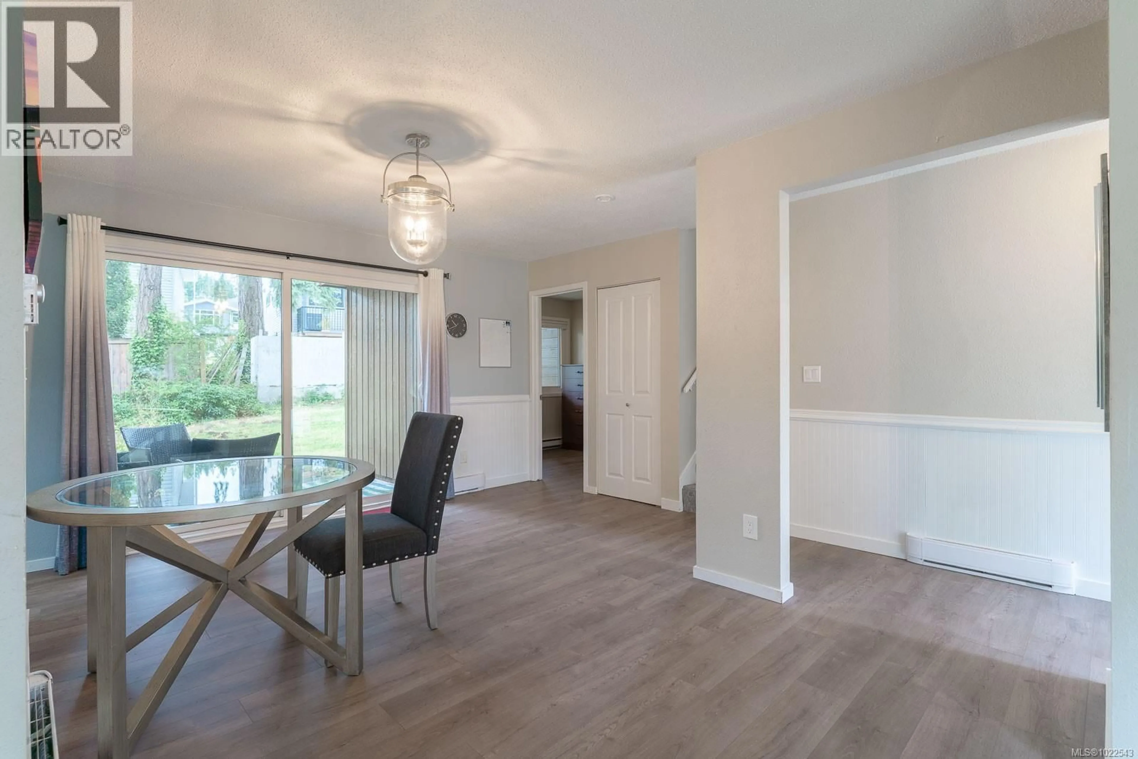 Dining room, wood/laminate floor for 10 - 855 HOWARD AVENUE, Nanaimo British Columbia V9R5V4