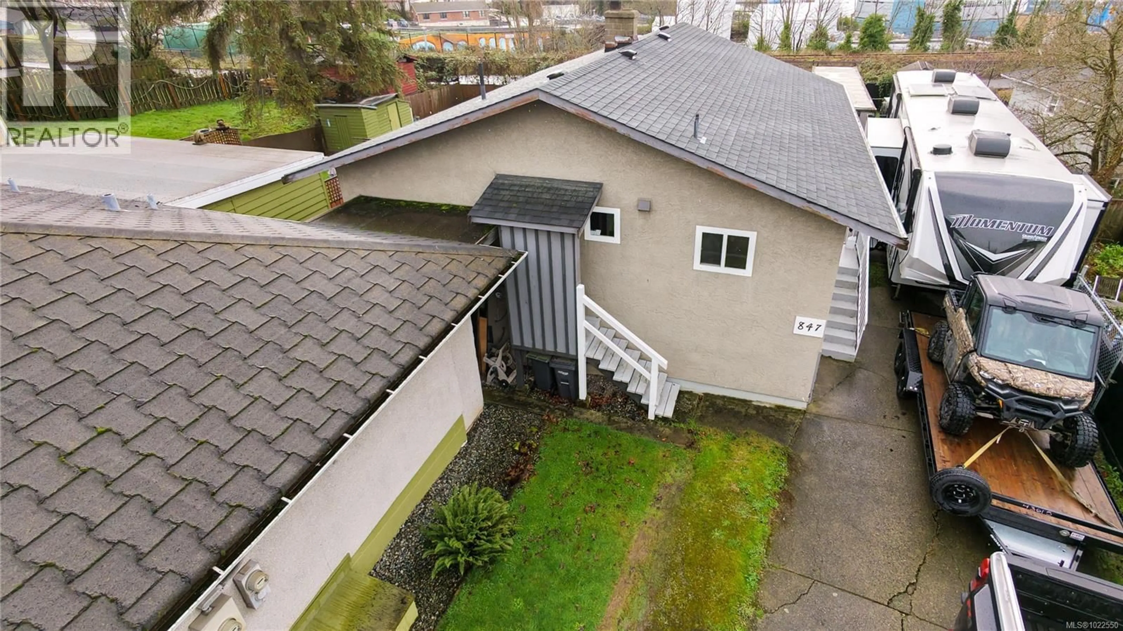 A pic from outside/outdoor area/front of a property/back of a property/a pic from drone, street for 847 ADMIRALS ROAD, Esquimalt British Columbia V9A2P1