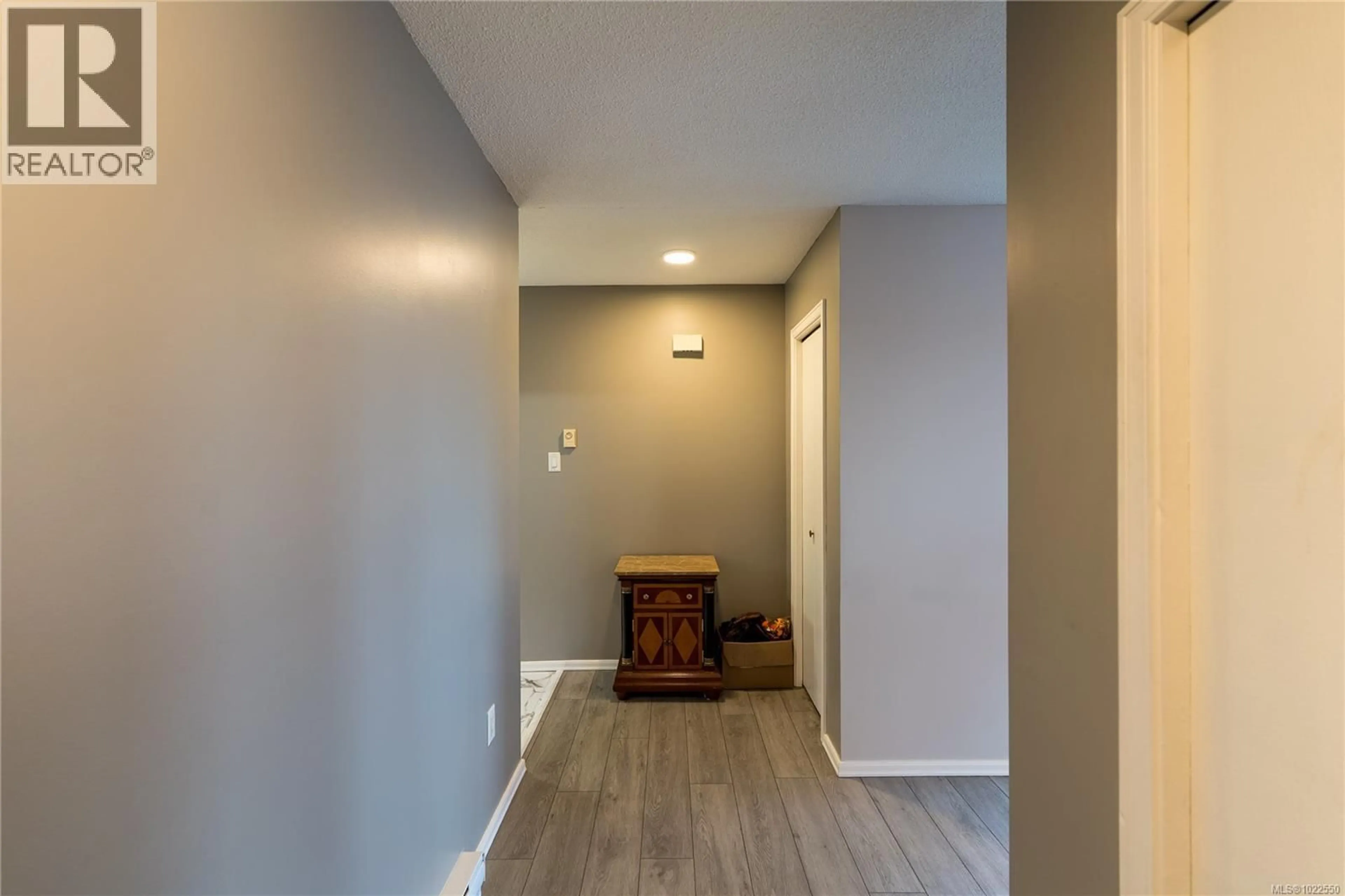 Indoor entryway for 847 ADMIRALS ROAD, Esquimalt British Columbia V9A2P1