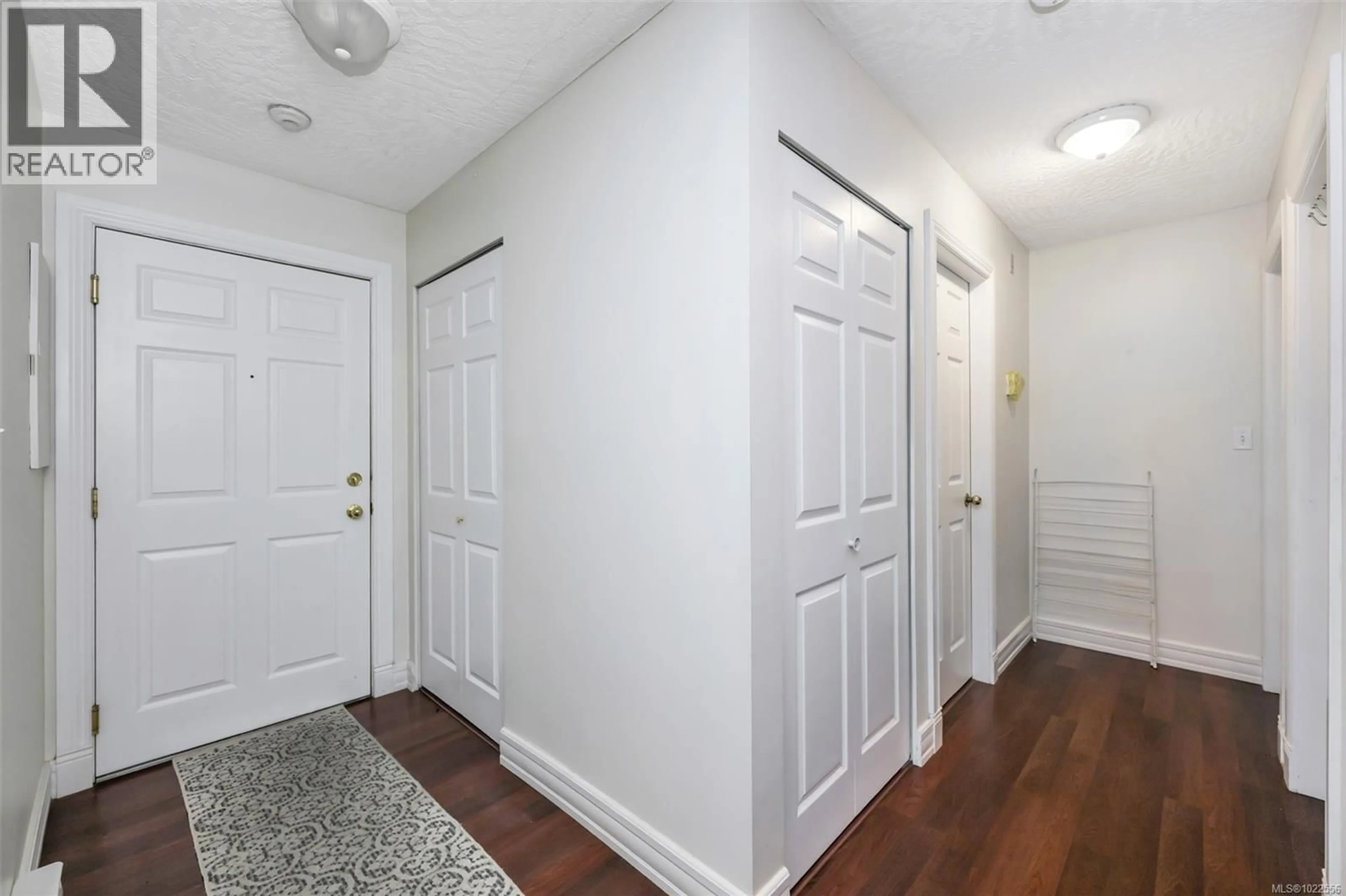 Indoor entryway for 104 - 3008 WASHINGTON AVENUE, Victoria British Columbia V9A1P6