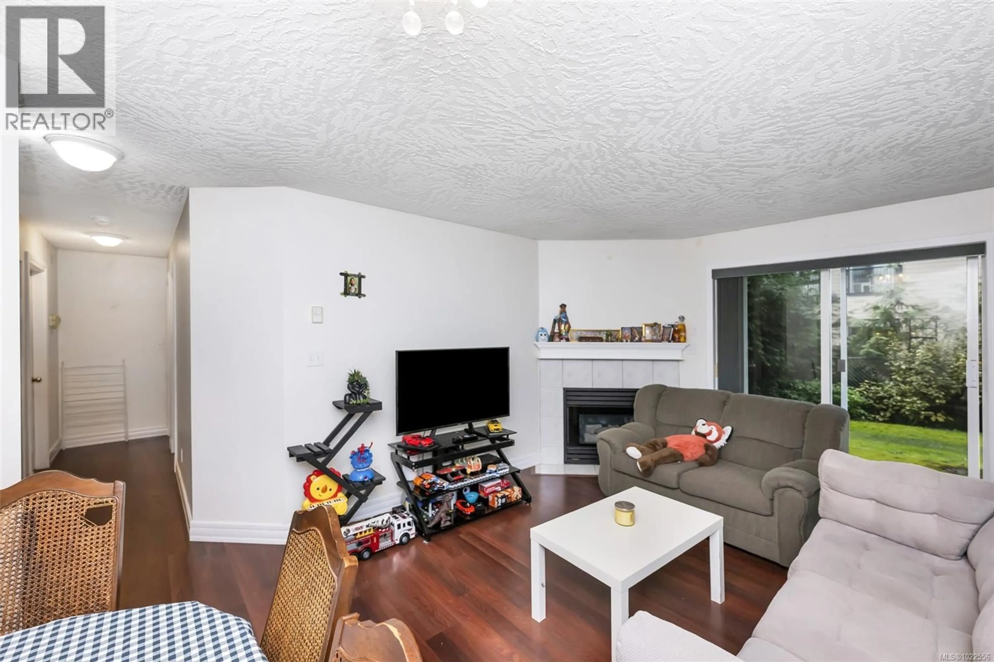 Living room with furniture, wood/laminate floor for 104 - 3008 WASHINGTON AVENUE, Victoria British Columbia V9A1P6