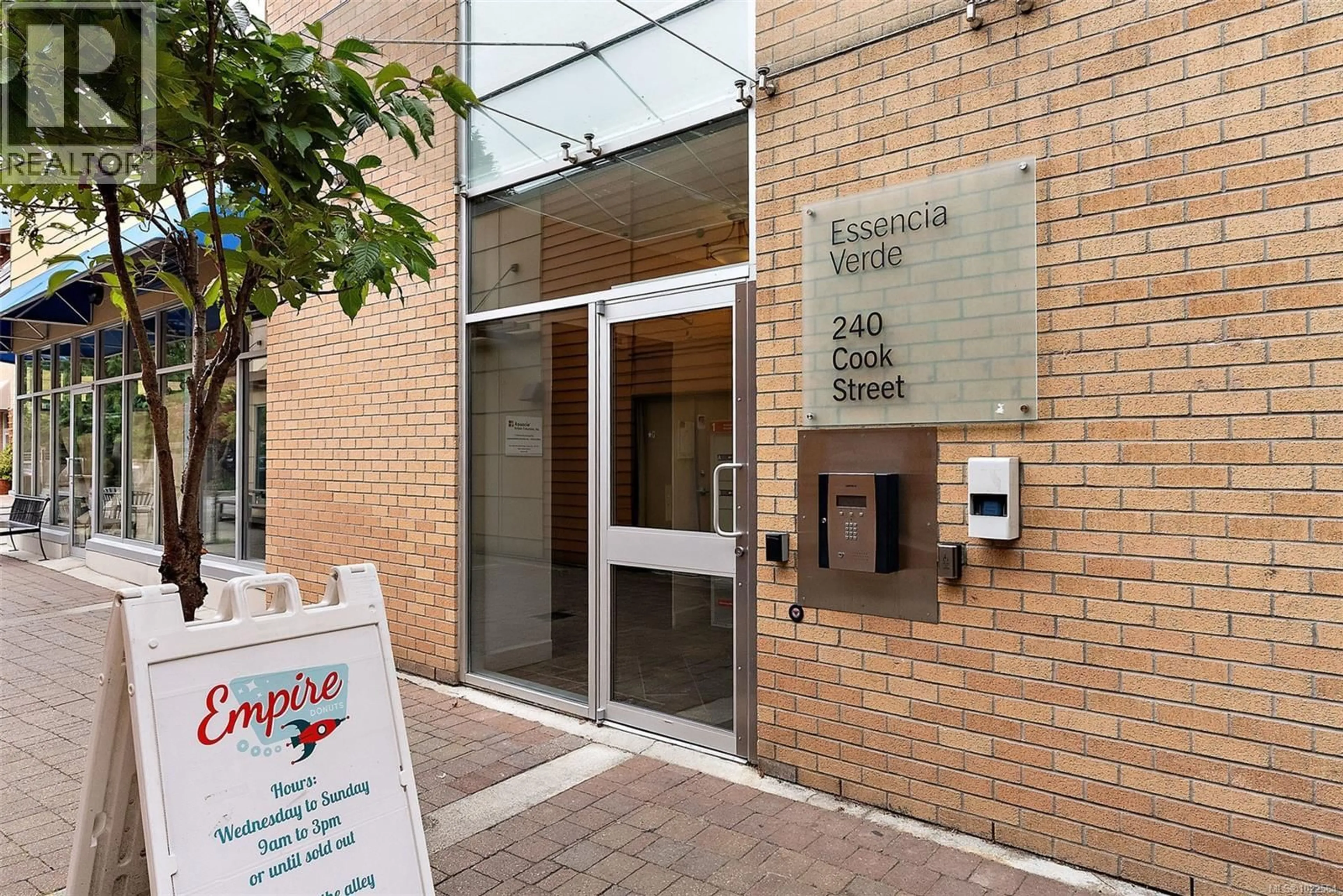 Indoor foyer for 211 - 240 COOK STREET, Victoria British Columbia V8V3X3