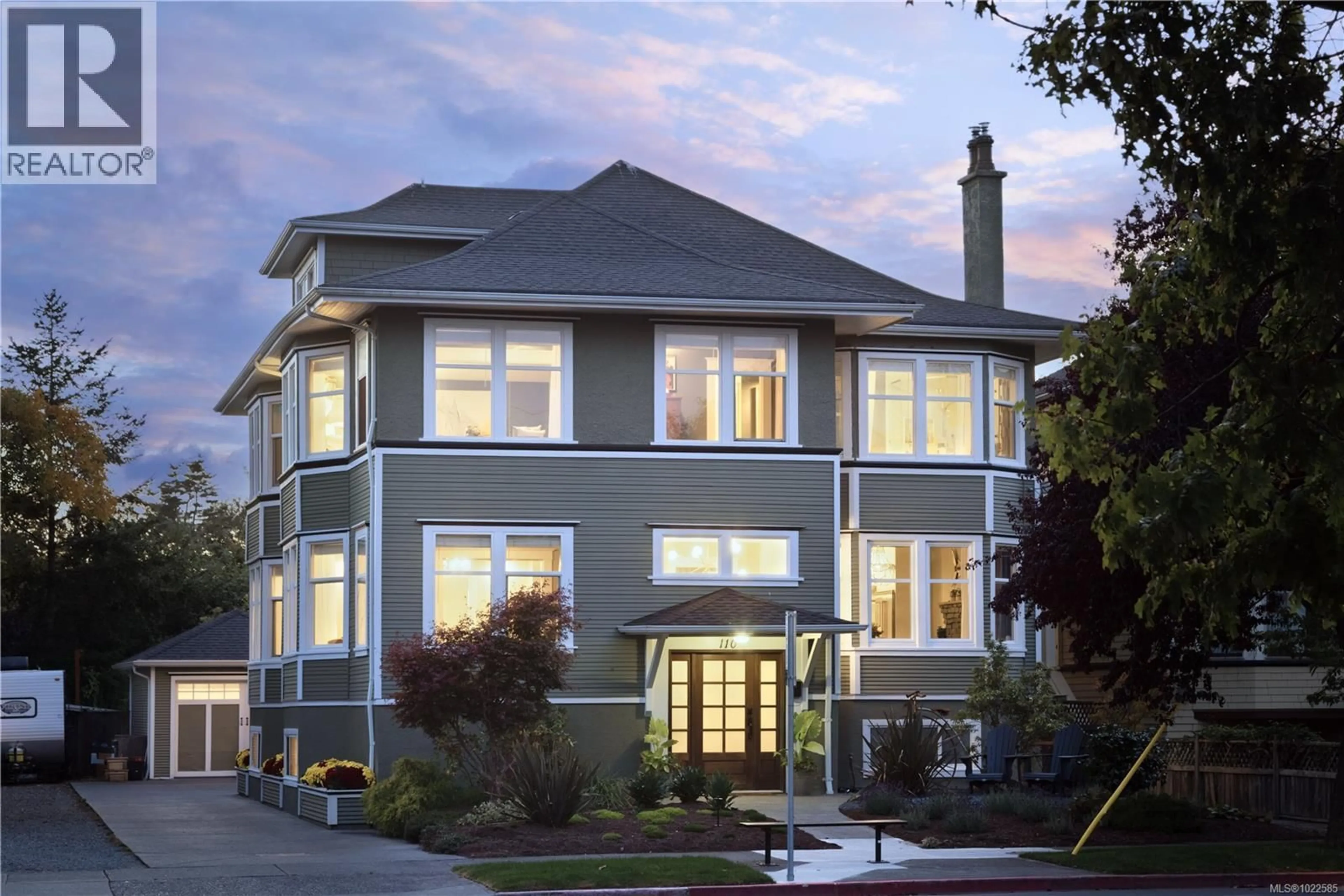 Home with vinyl exterior material, unknown for 110 EBERTS STREET, Victoria British Columbia V8S3H7