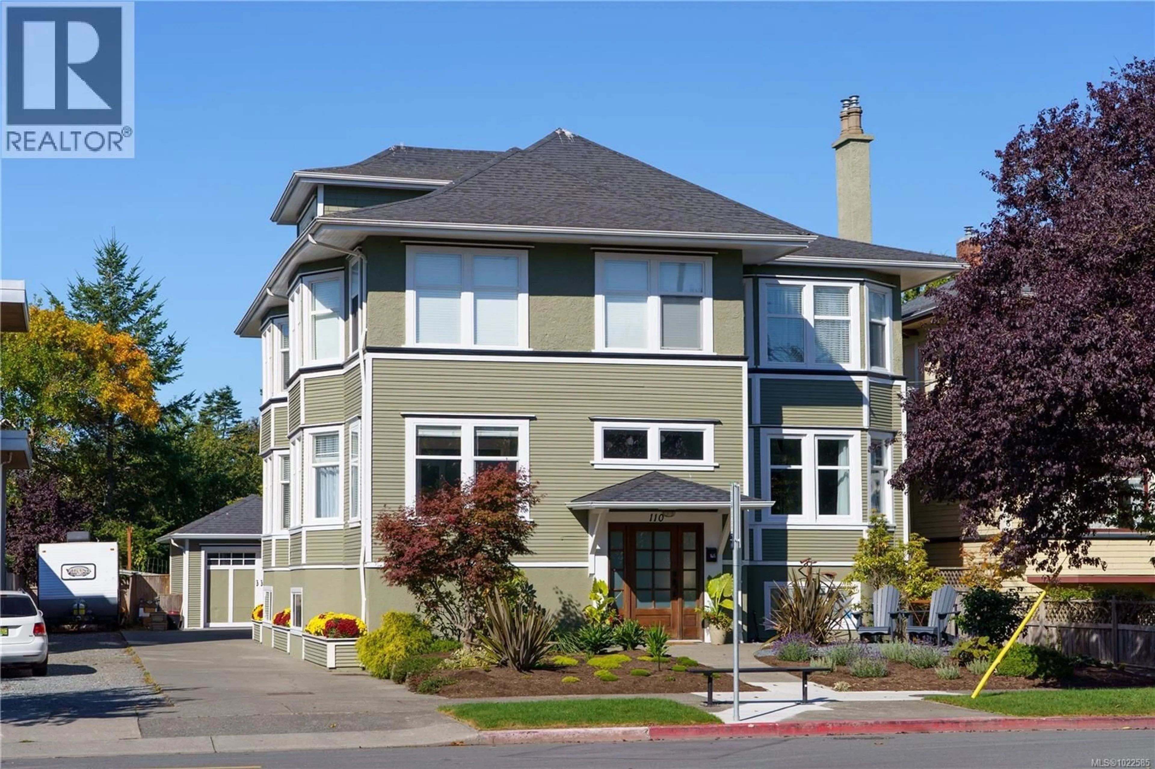 Home with vinyl exterior material, building for 110 EBERTS STREET, Victoria British Columbia V8S3H7