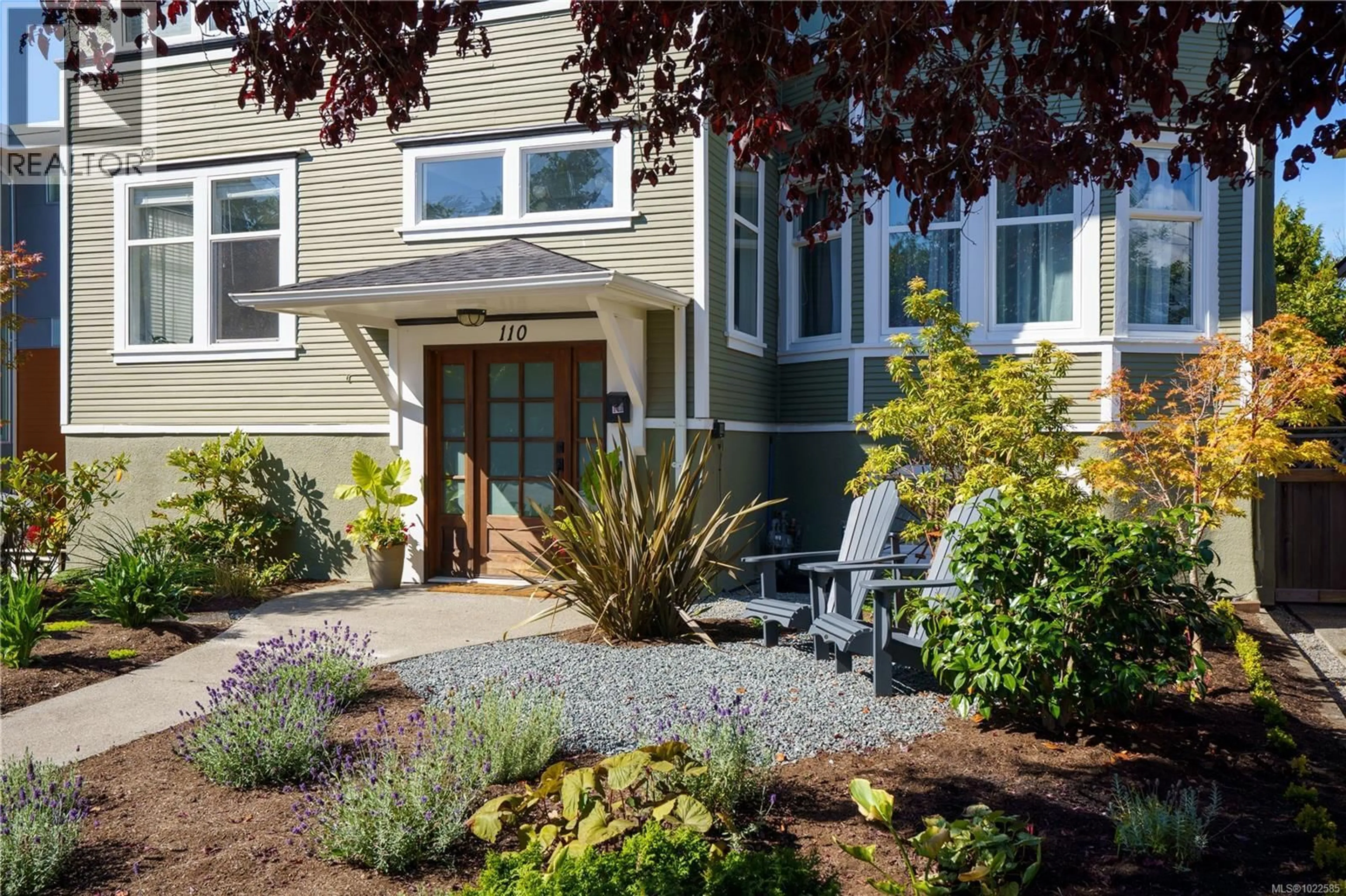 Home with vinyl exterior material, street for 110 EBERTS STREET, Victoria British Columbia V8S3H7