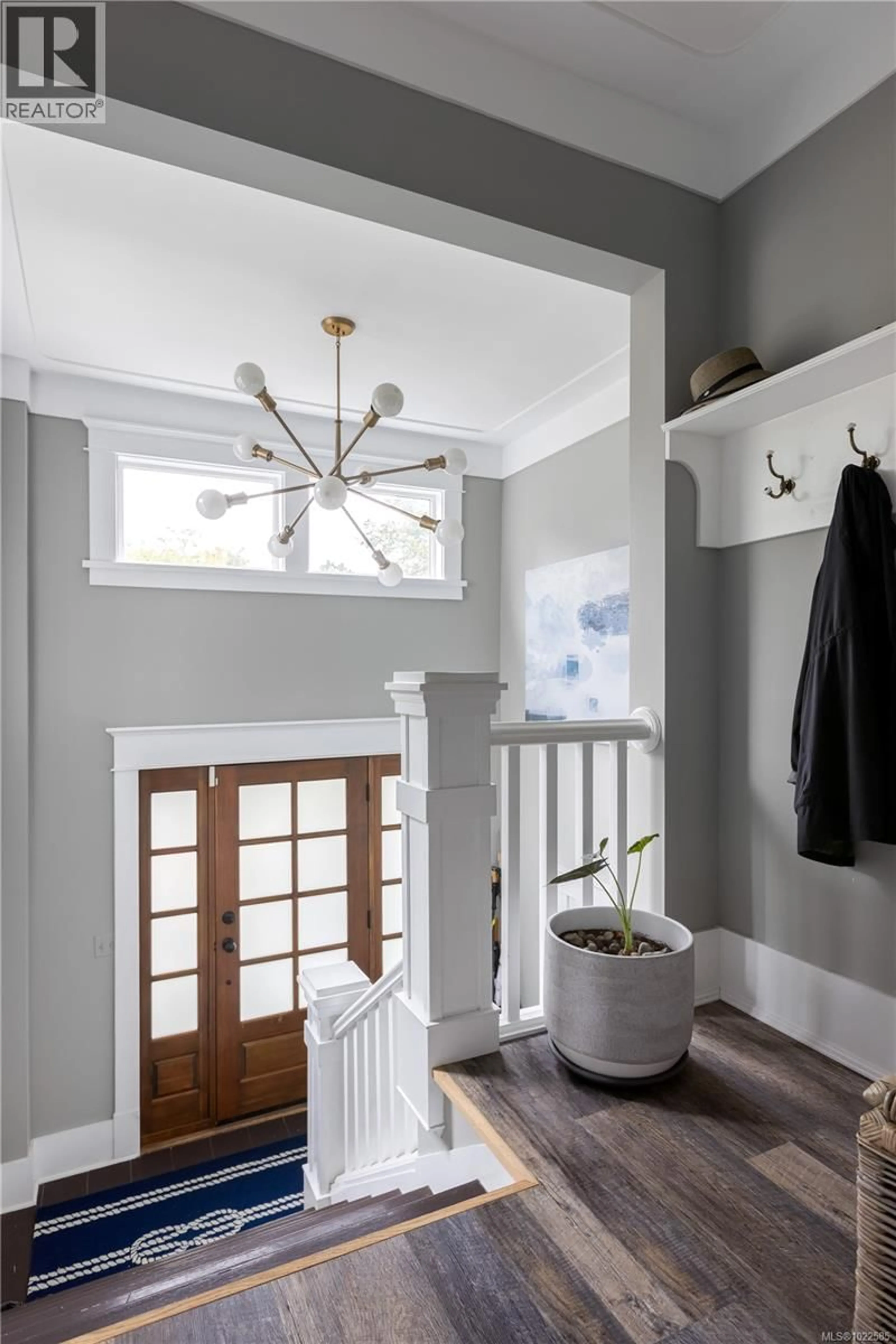 Indoor entryway for 110 EBERTS STREET, Victoria British Columbia V8S3H7