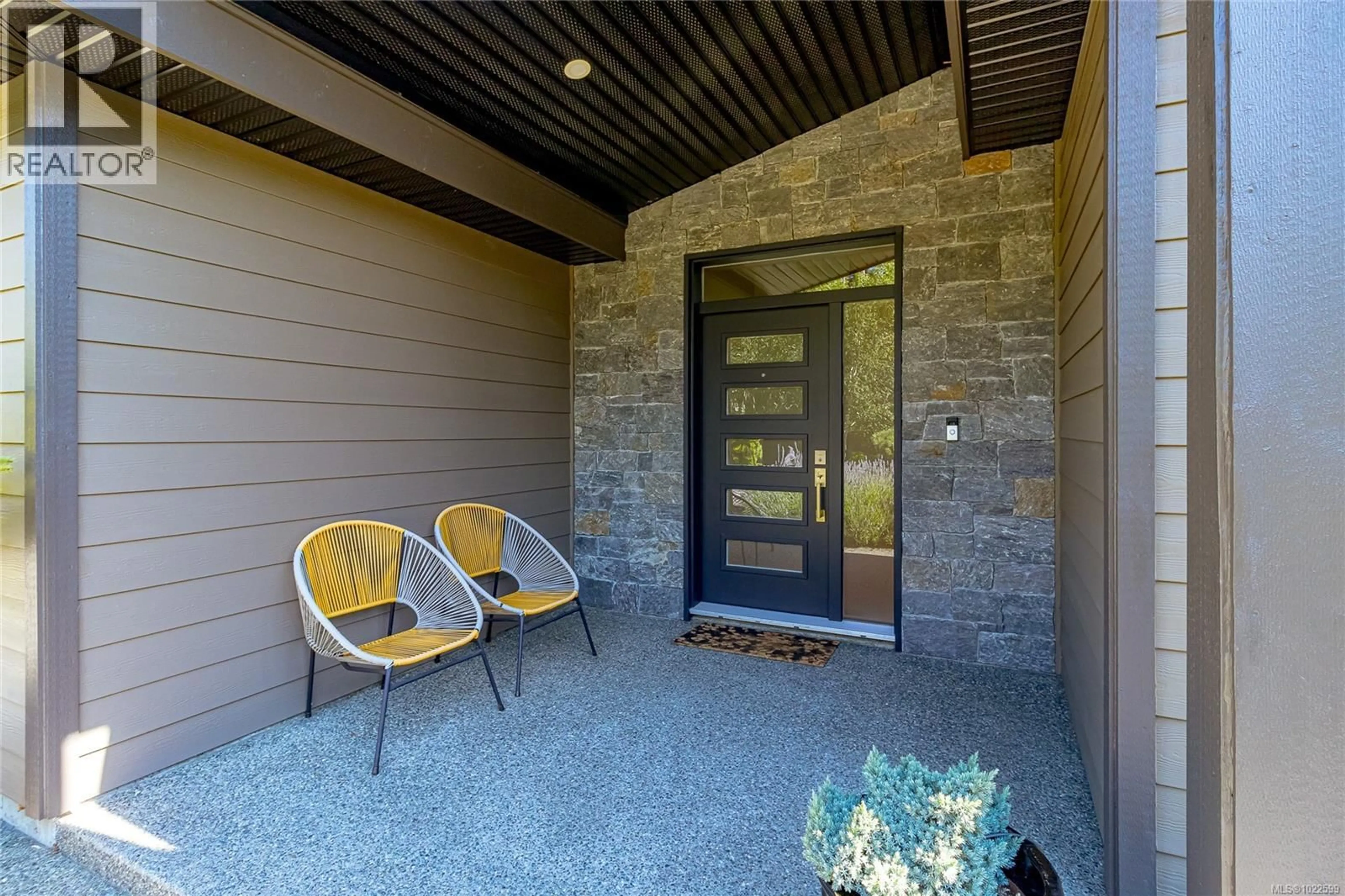 Indoor entryway for 3845 GLEN OAKS DRIVE, Nanaimo British Columbia V9T0G8