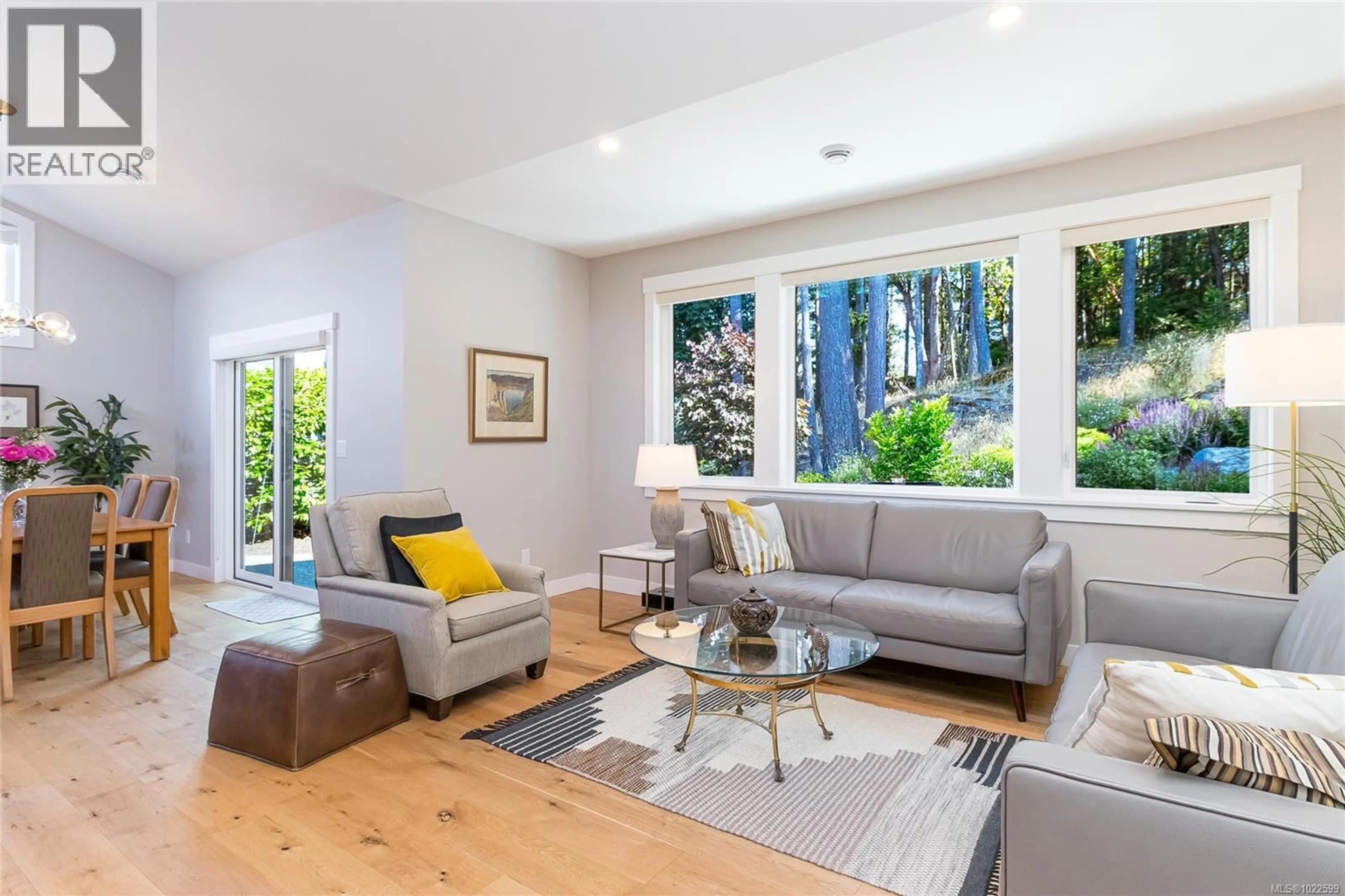 Living room with furniture, wood/laminate floor for 3845 GLEN OAKS DRIVE, Nanaimo British Columbia V9T0G8