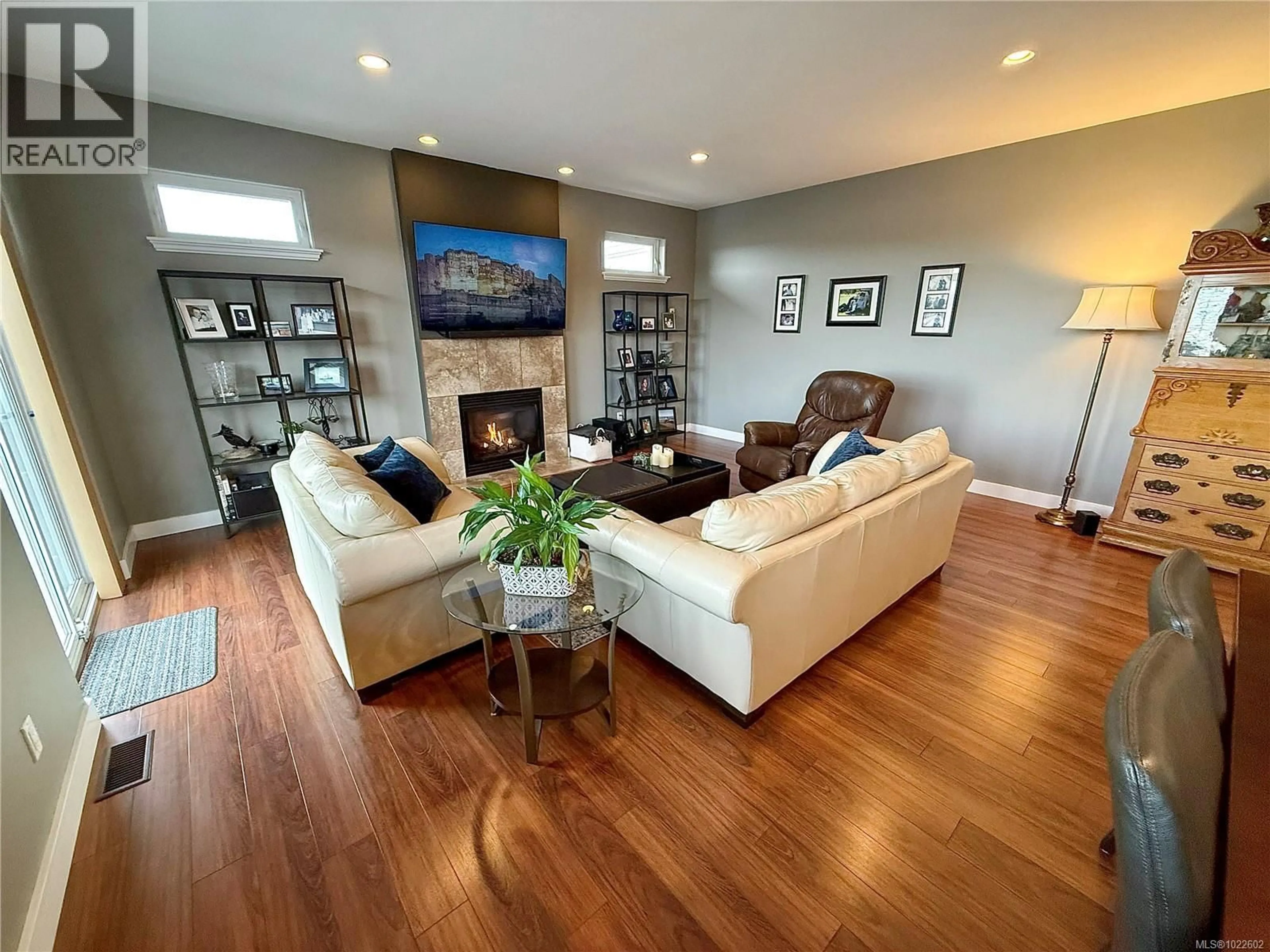 Living room with furniture, wood/laminate floor for 878 ERICKSON ROAD, Campbell River British Columbia V9H0B3