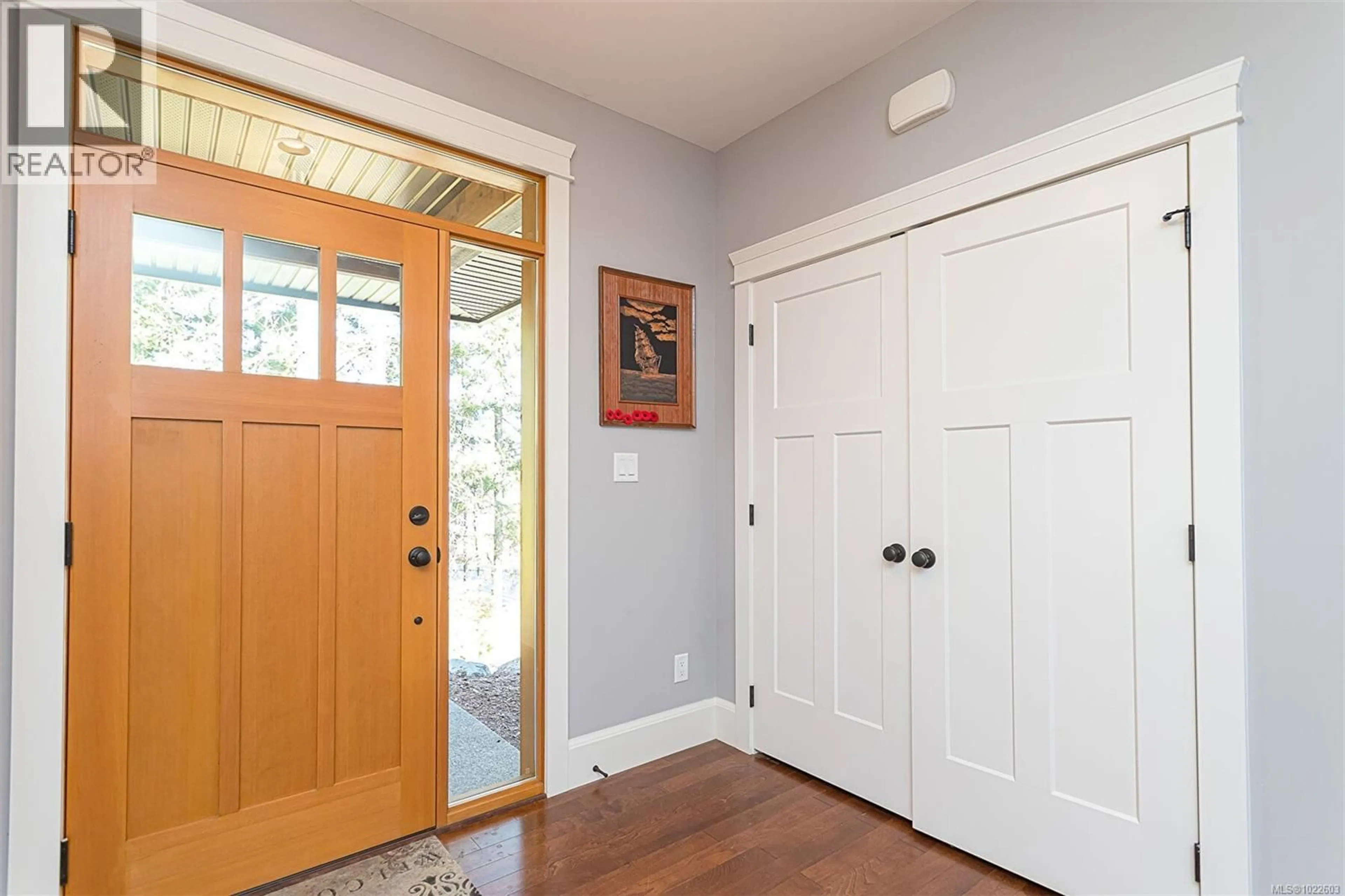 Indoor entryway for 101 ROYAL OAK PLACE, Nanaimo British Columbia V9R6V4