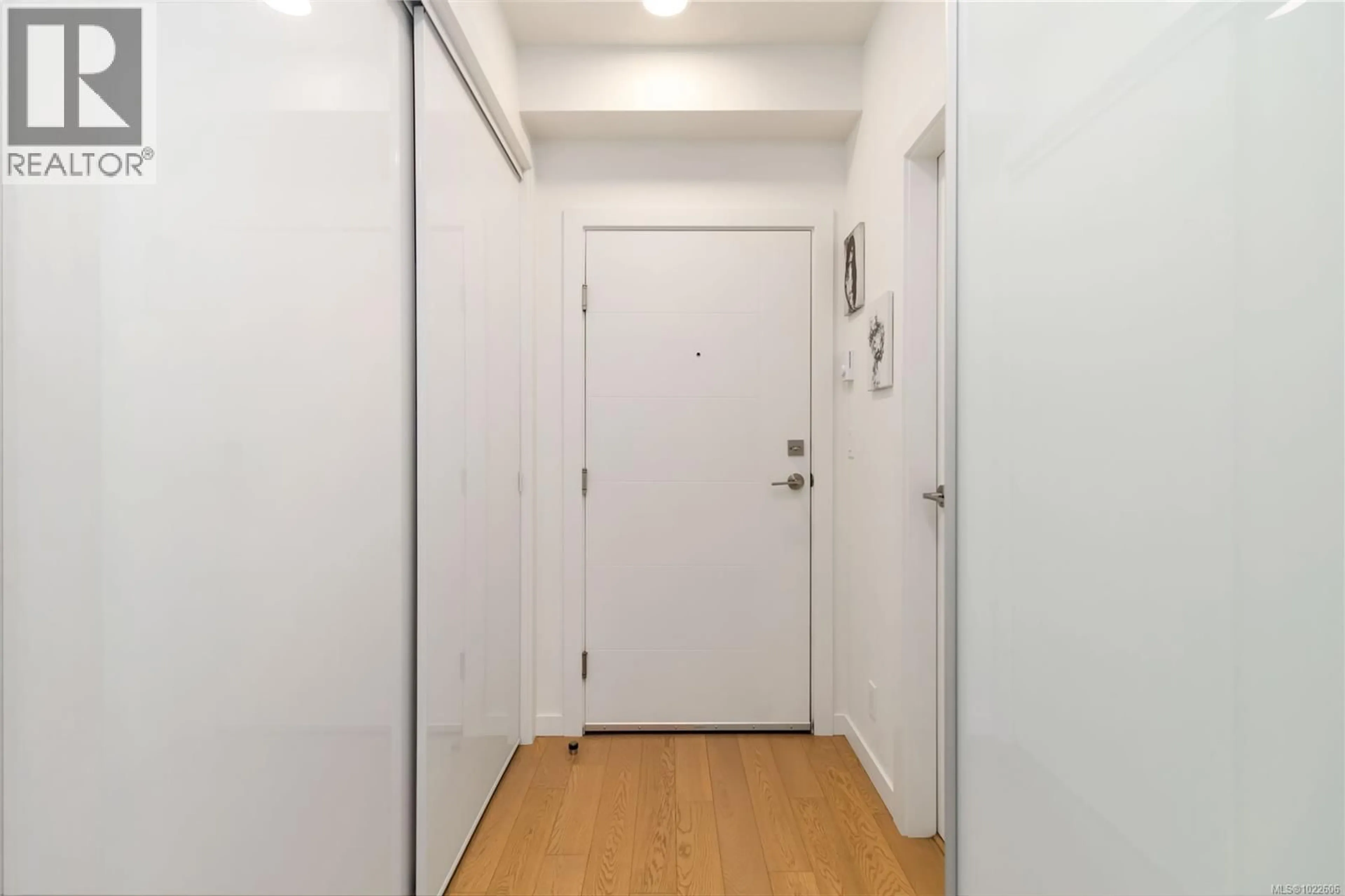 Indoor foyer for 409 - 1033 COOK STREET, Victoria British Columbia V8V0E1