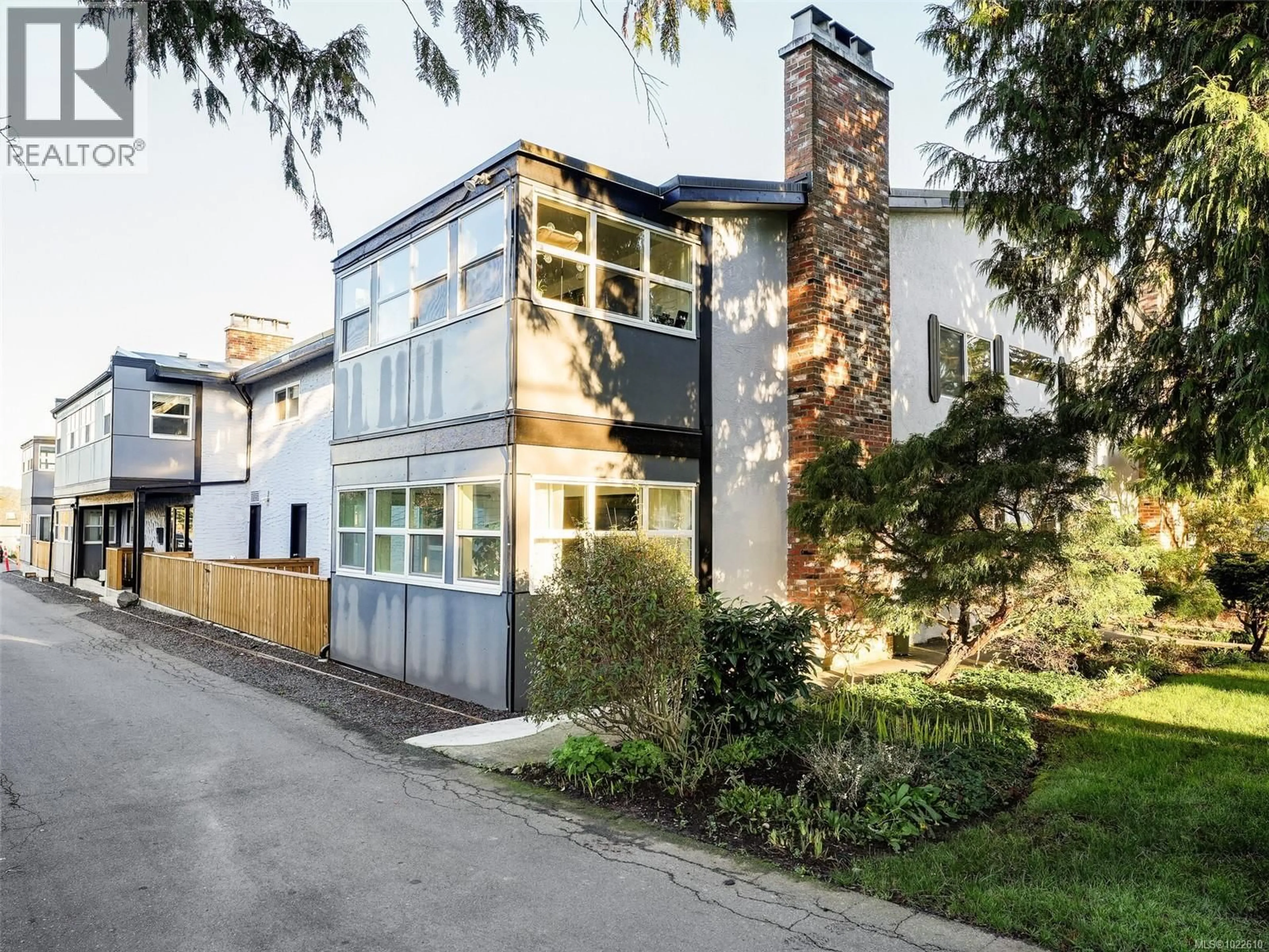 Home with brick exterior material, building for 101 - 3244 SEATON STREET, Saanich British Columbia V8Z3V7