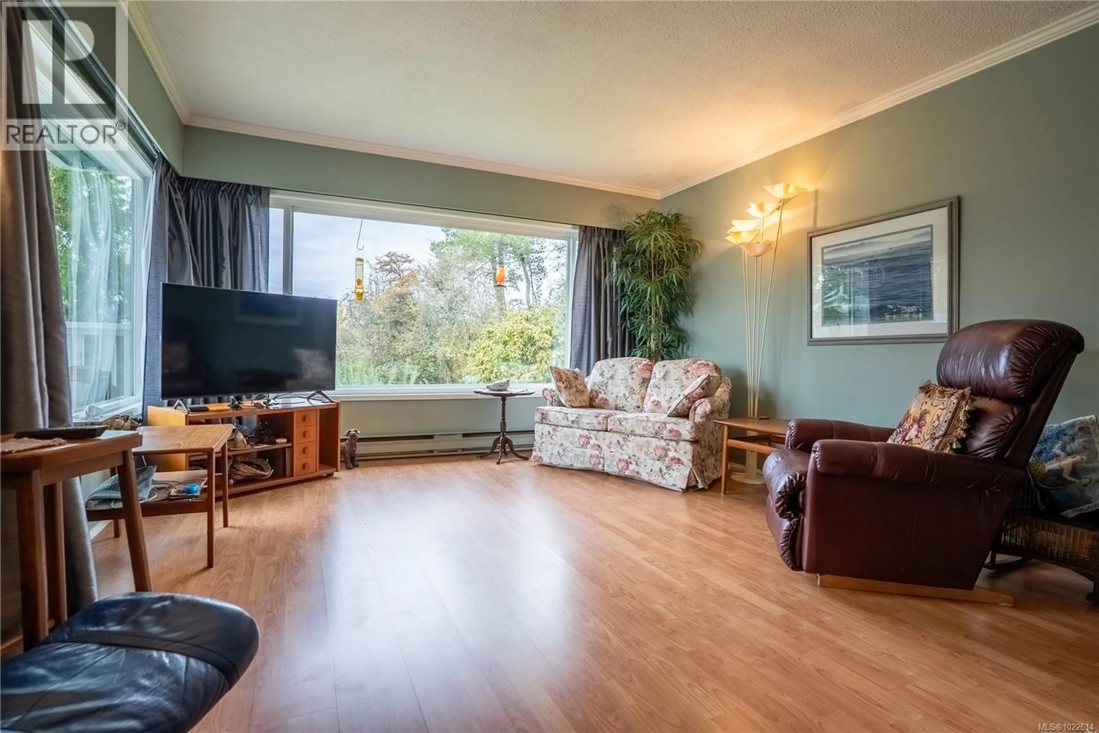 Living room with furniture, wood/laminate floor for 6327 LANSDOWNE PLACE, Duncan British Columbia V9L5R2