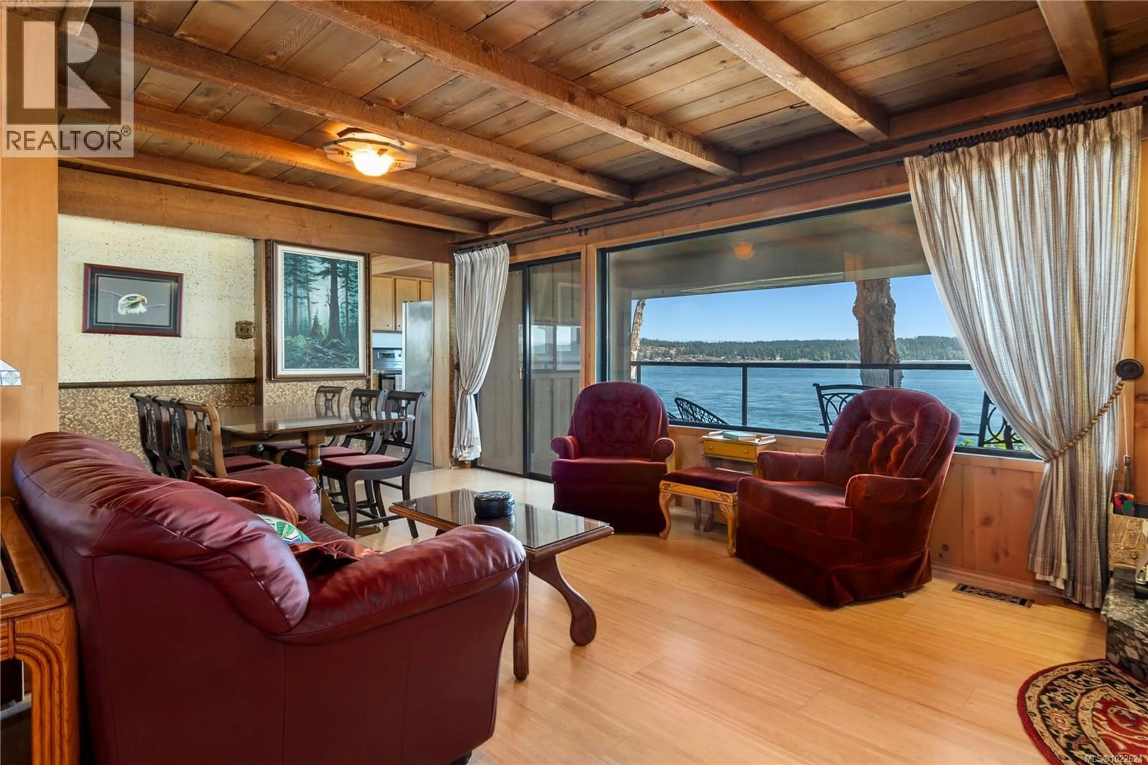 Living room with furniture, wood/laminate floor for 561 & 565 ISLAND HIGHWAY, Campbell River British Columbia V9W2B9