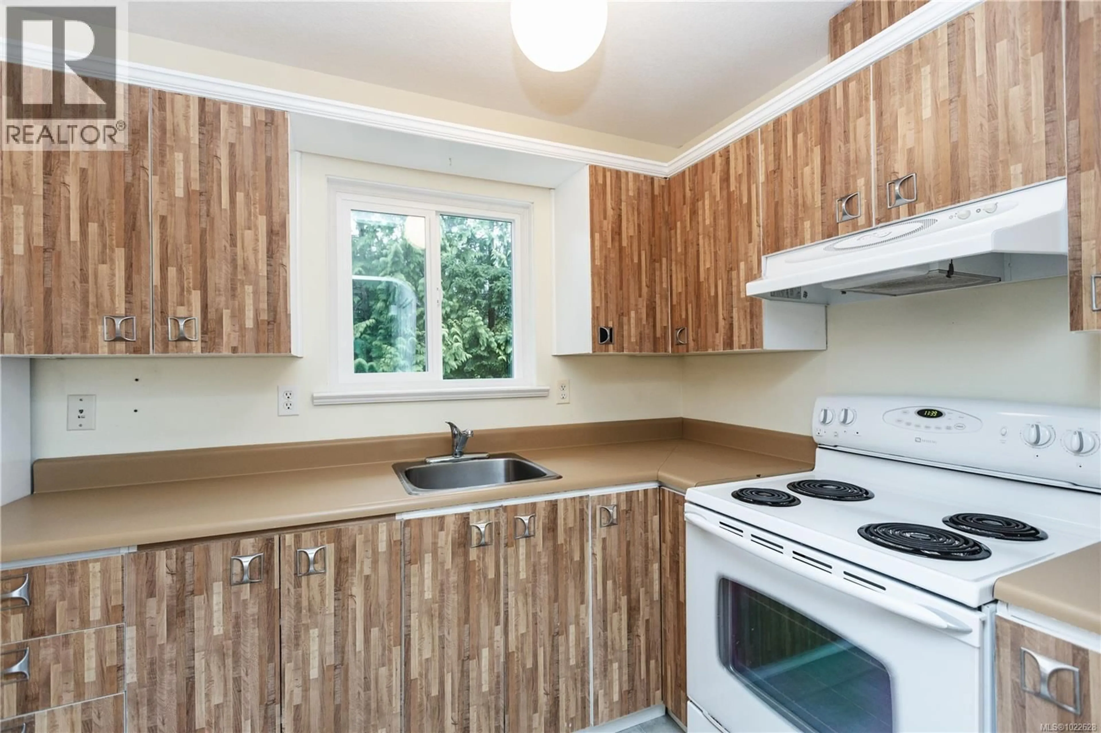 Standard kitchen, wood/laminate floor for 6 - 322 VILLAGE WAY, Qualicum Beach British Columbia V9K1N4