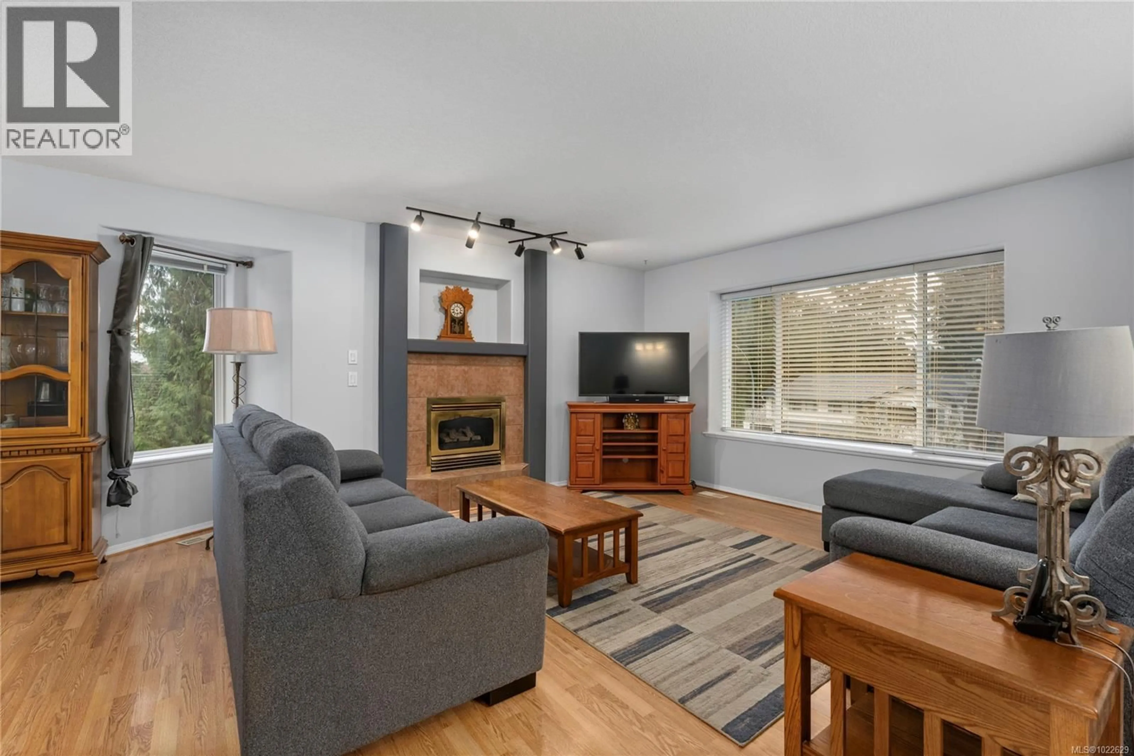 Living room with furniture, wood/laminate floor for 5198 DUNN PLACE, Nanaimo British Columbia V9T6K5