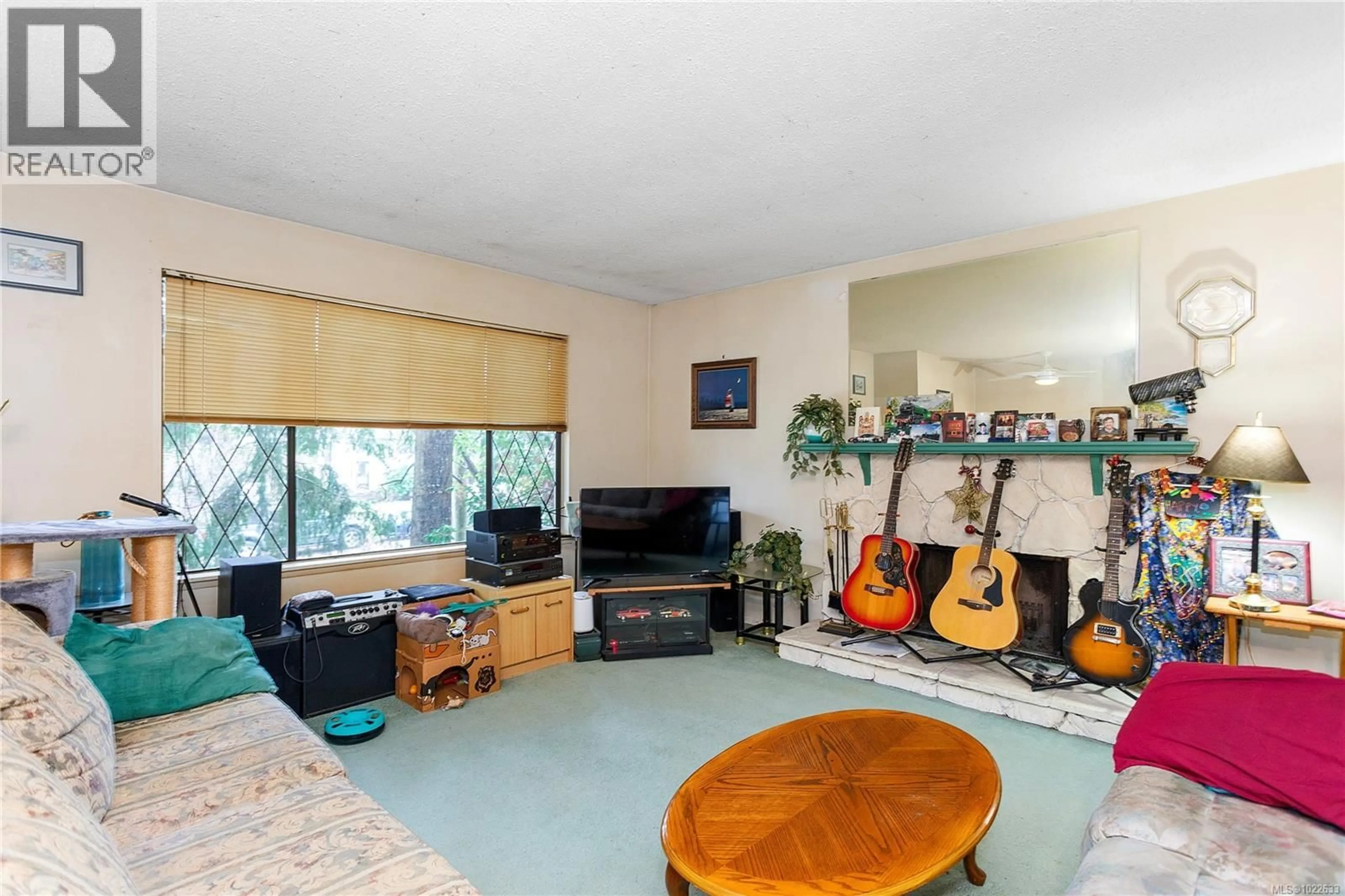 Living room with furniture, unknown for 2376 YORK CRESCENT, Nanaimo British Columbia V9T4N3