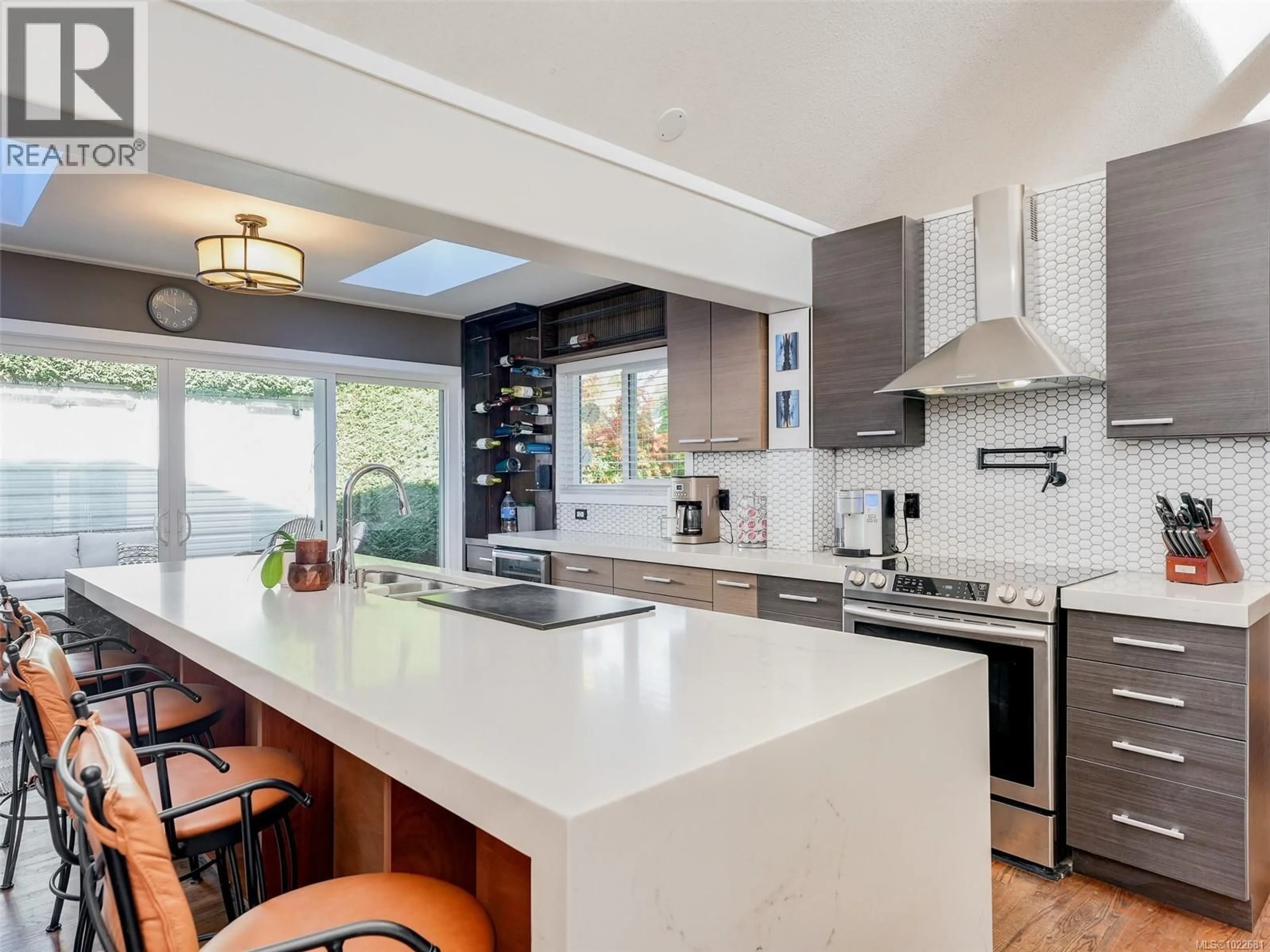 Open concept kitchen, unknown for 727 PASKIN WAY, Saanich British Columbia V8Z6N4