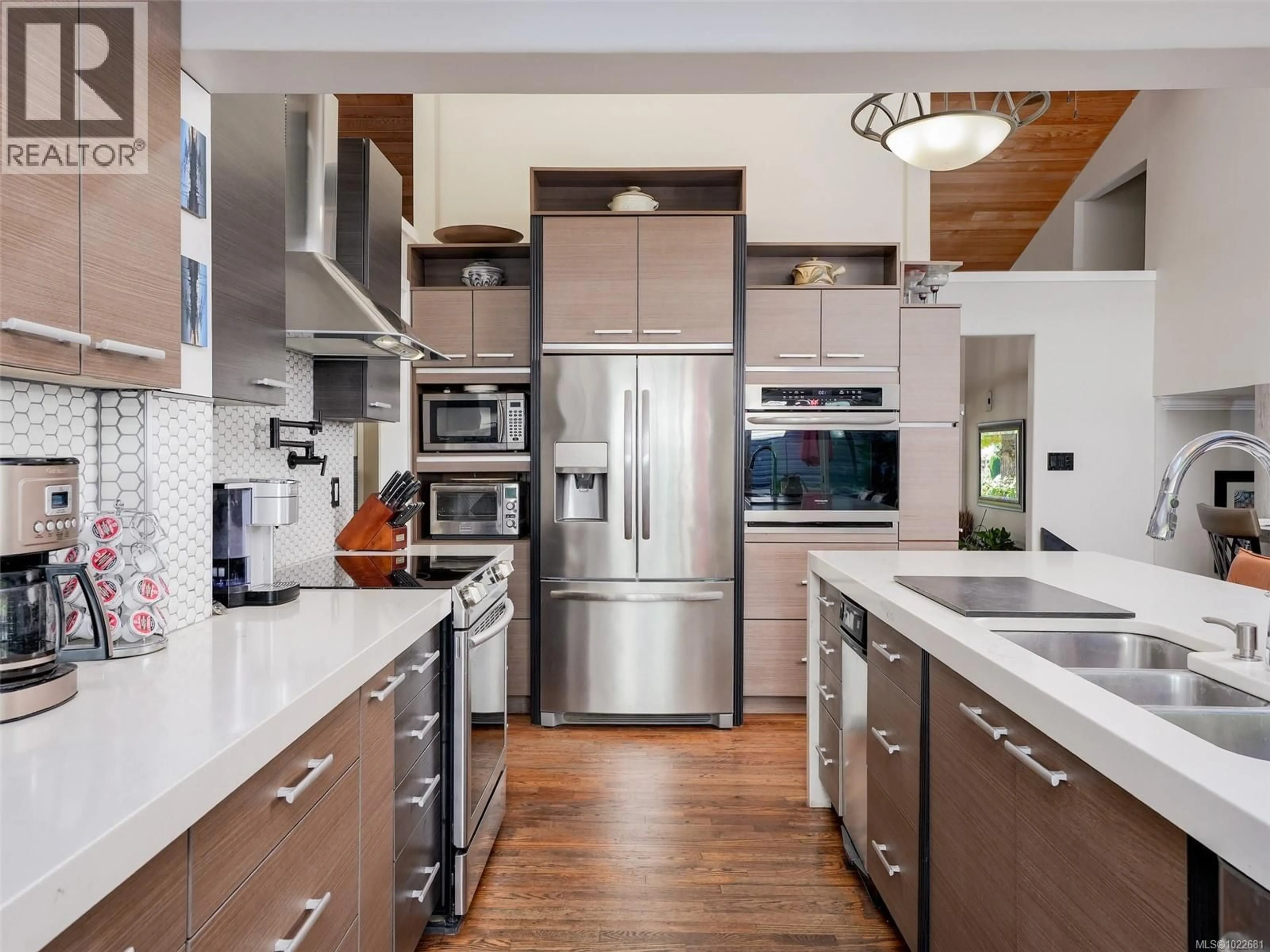 Contemporary kitchen, unknown for 727 PASKIN WAY, Saanich British Columbia V8Z6N4