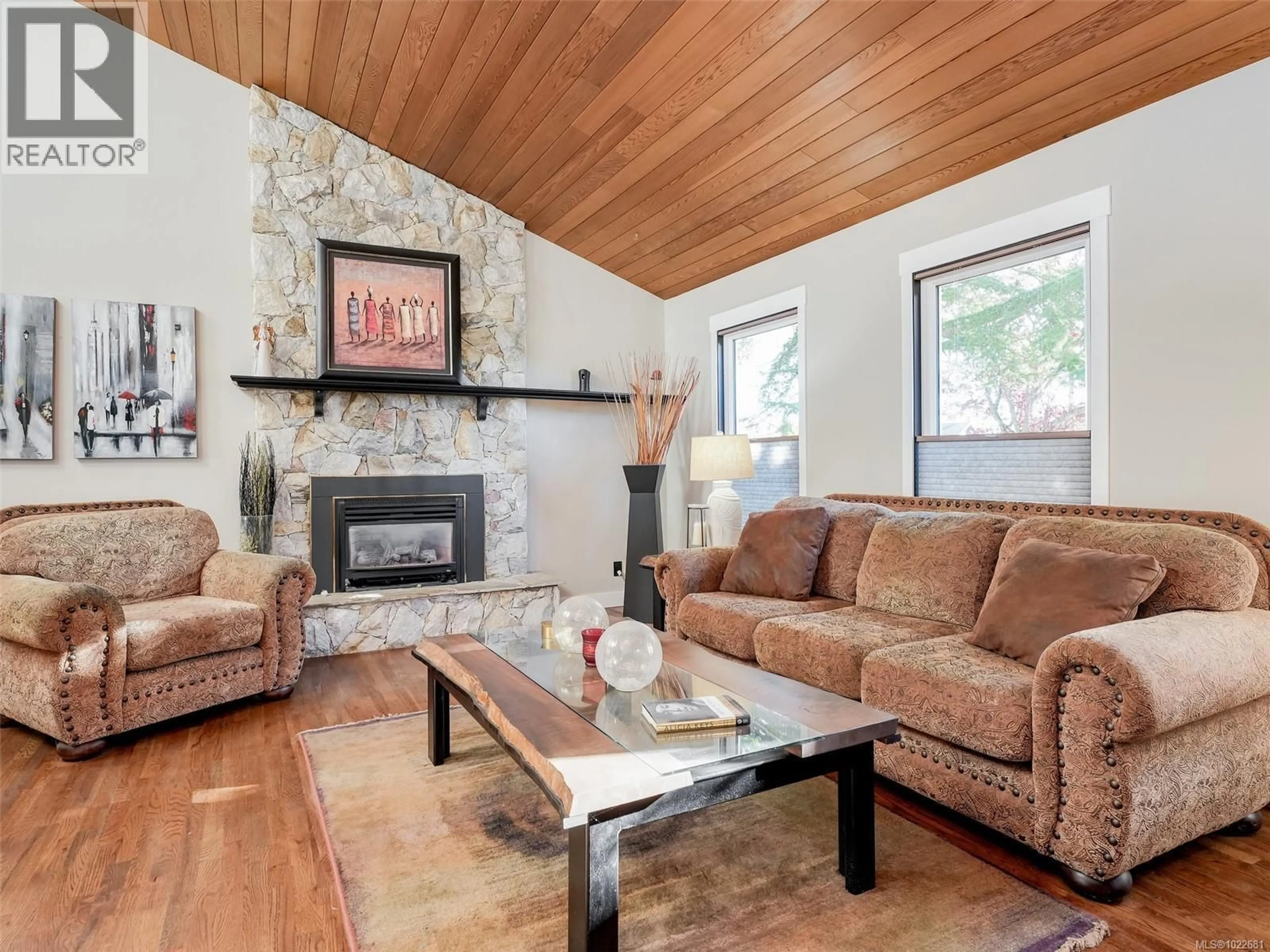 Living room with furniture, unknown for 727 PASKIN WAY, Saanich British Columbia V8Z6N4